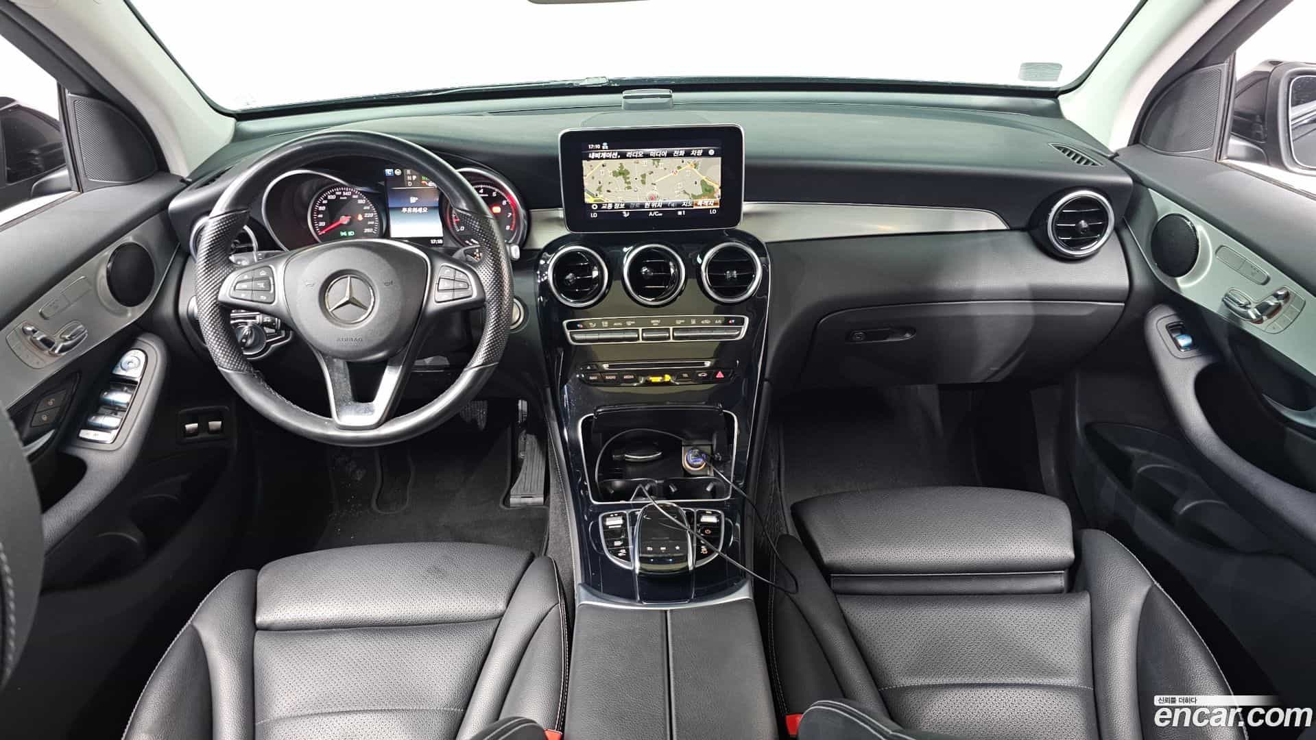 GLC-Class Mercedes-Benz 2019.0-INNER-007