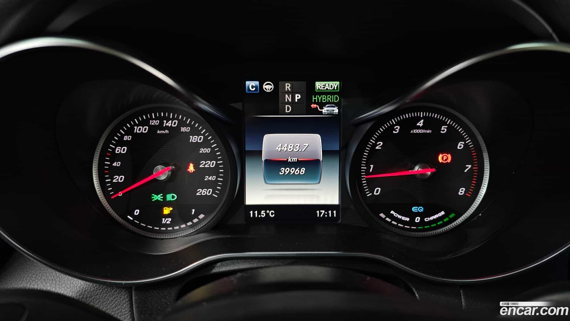 GLC-Class Mercedes-Benz 2019.0-INNER-008