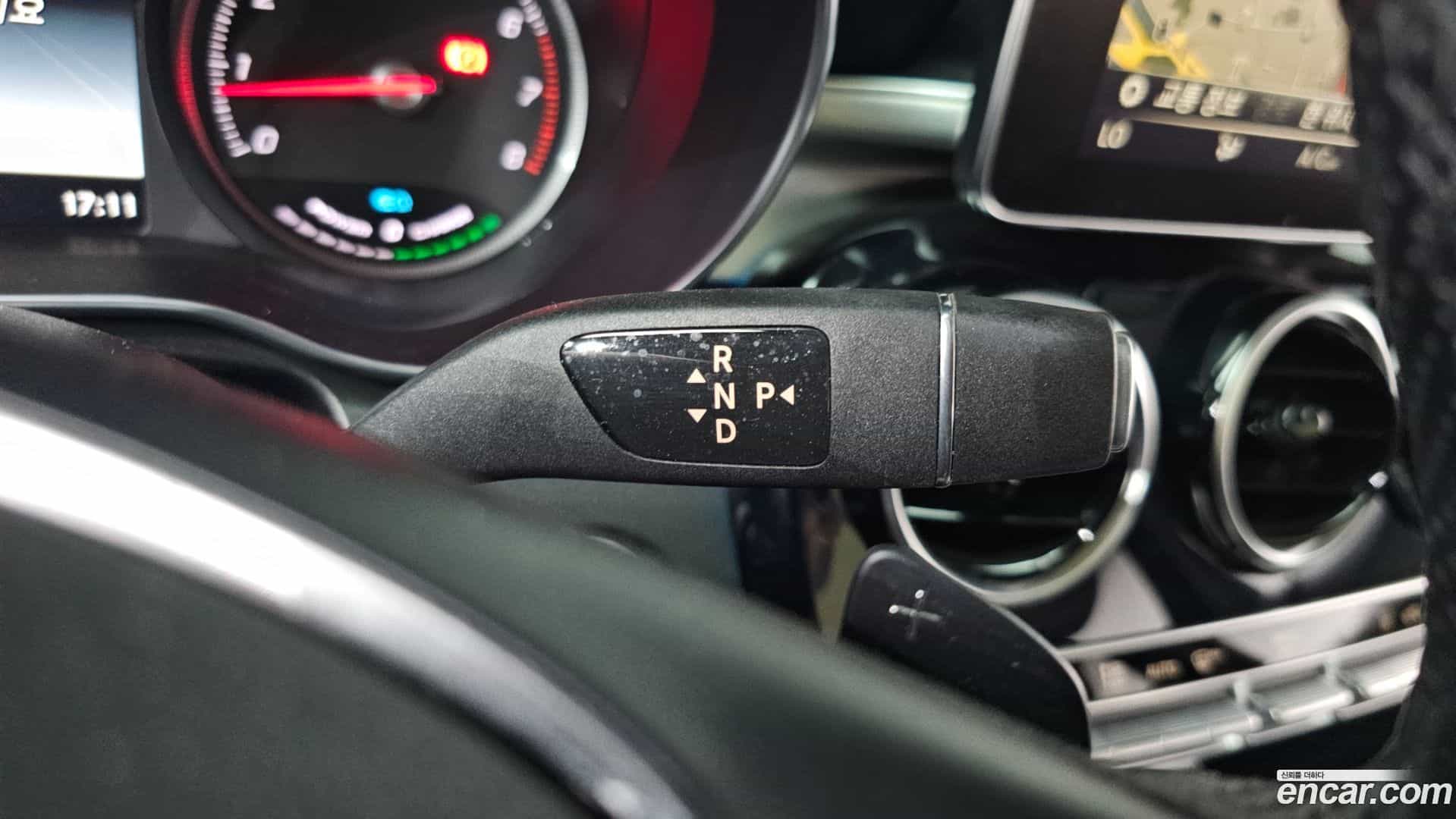 GLC-Class Mercedes-Benz 2019.0-INNER-009