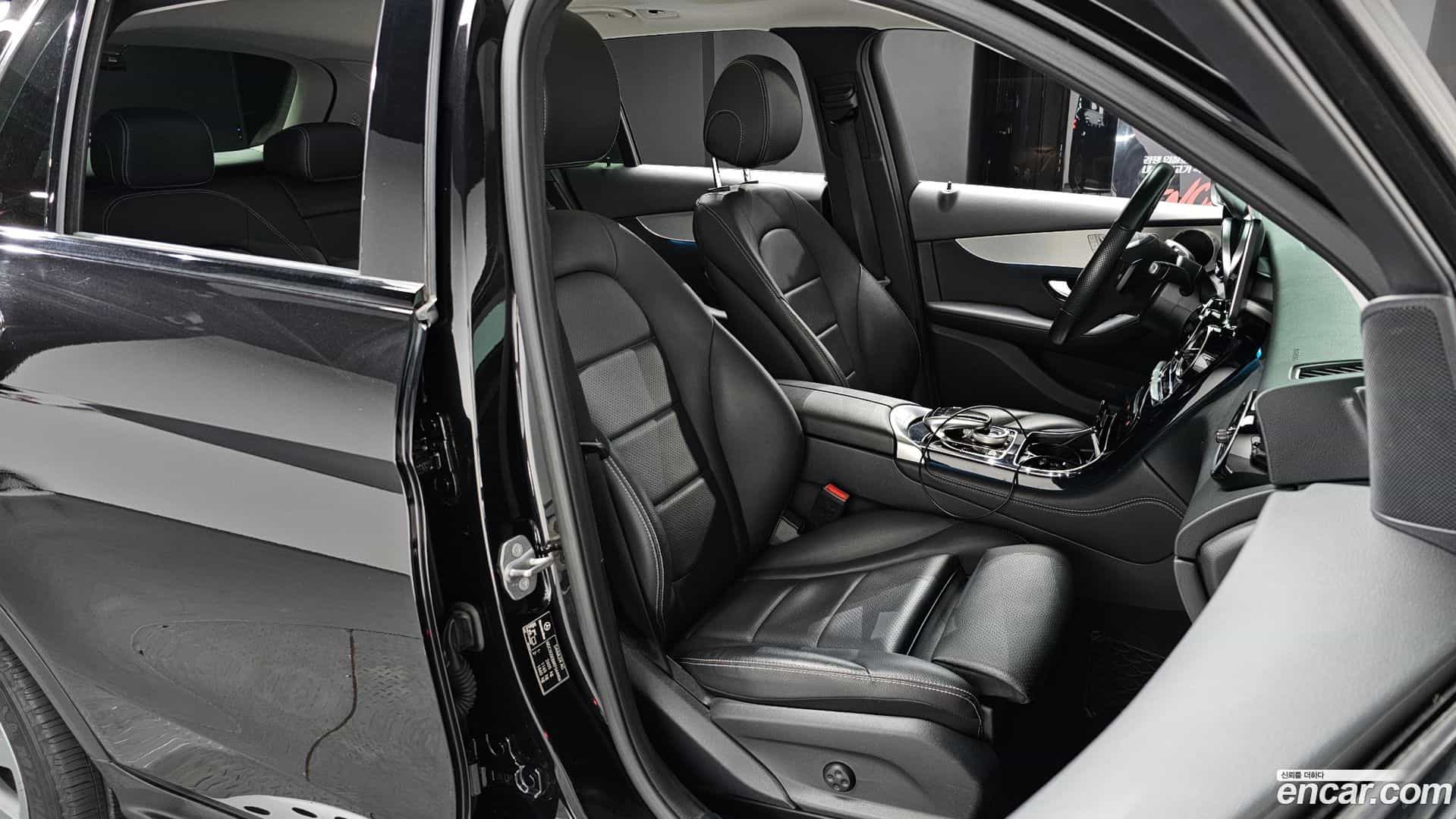 GLC-Class Mercedes-Benz 2019.0-INNER-010