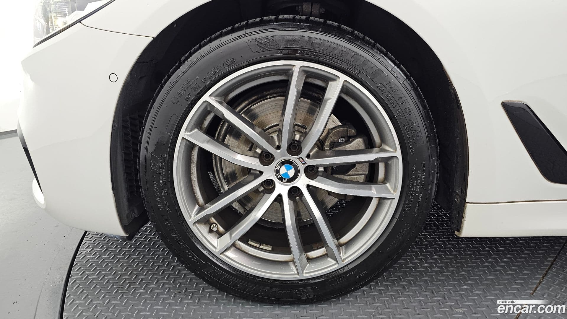 Main__Slider__Photo:5-Series BMW 2017.2-4