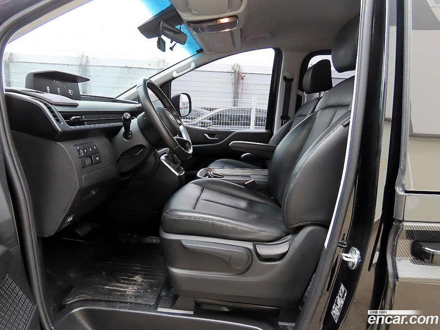 Main__Slider__Photo:Staria Hyundai 2022.4-4