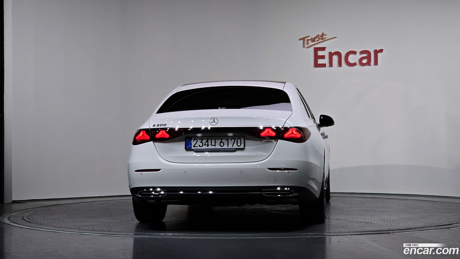 Main__Slider__Photo:E-Class Mercedes-Benz 2025.2-3