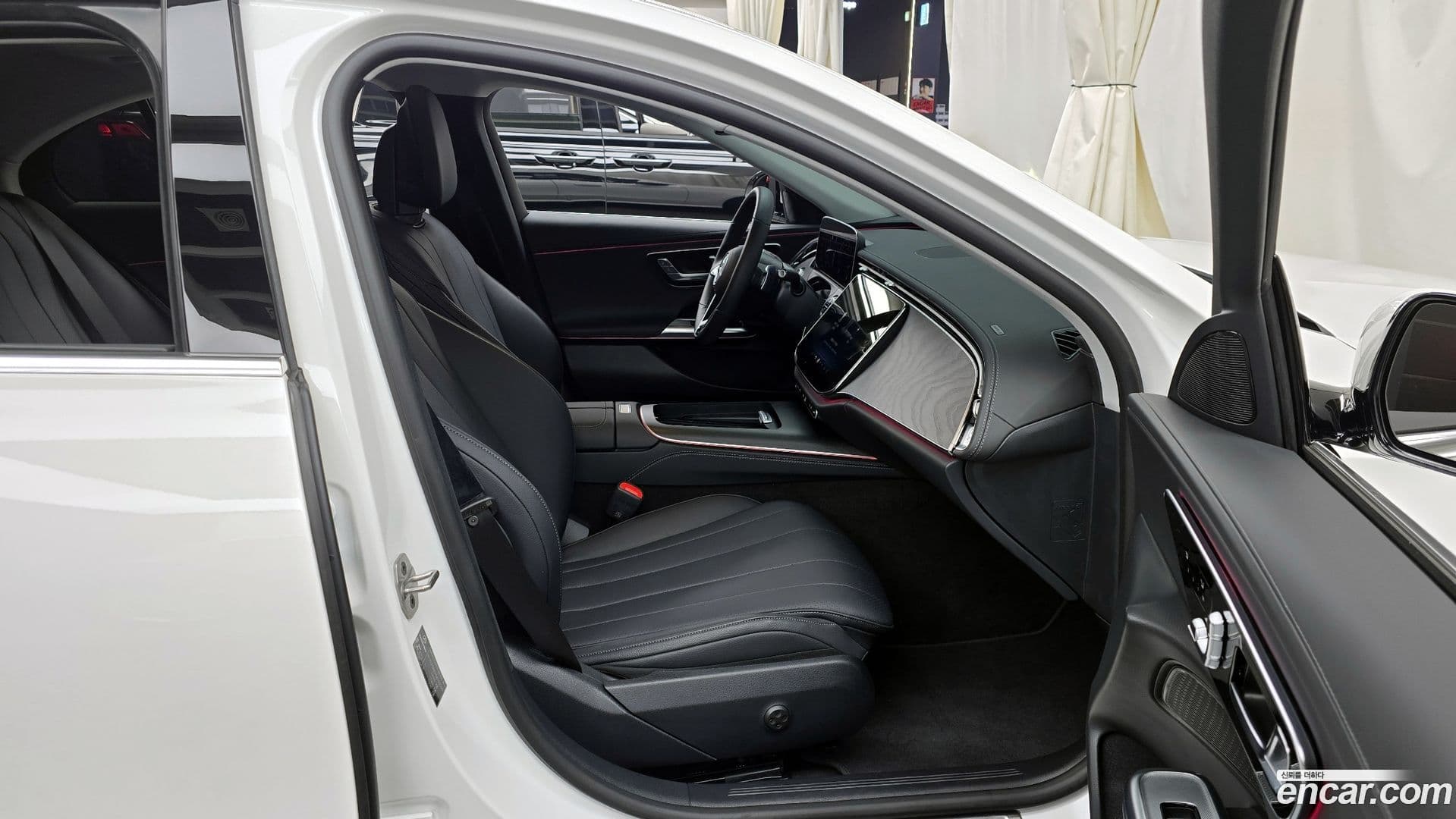 Main__Slider__Photo:E-Class Mercedes-Benz 2025.2-10