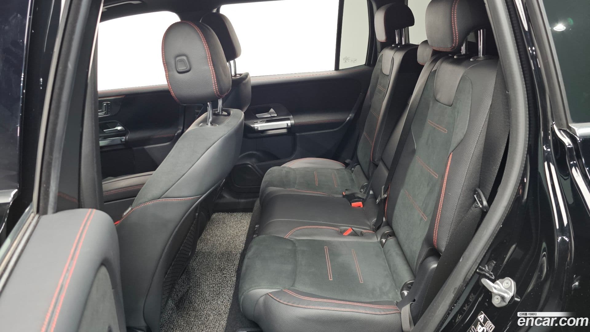 Main__Slider__Photo:GLB-Class Mercedes-Benz 2022.11-11