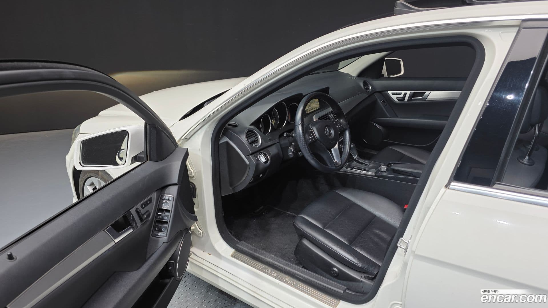 Main__Slider__Photo:C-Class Mercedes-Benz 2011.6-9