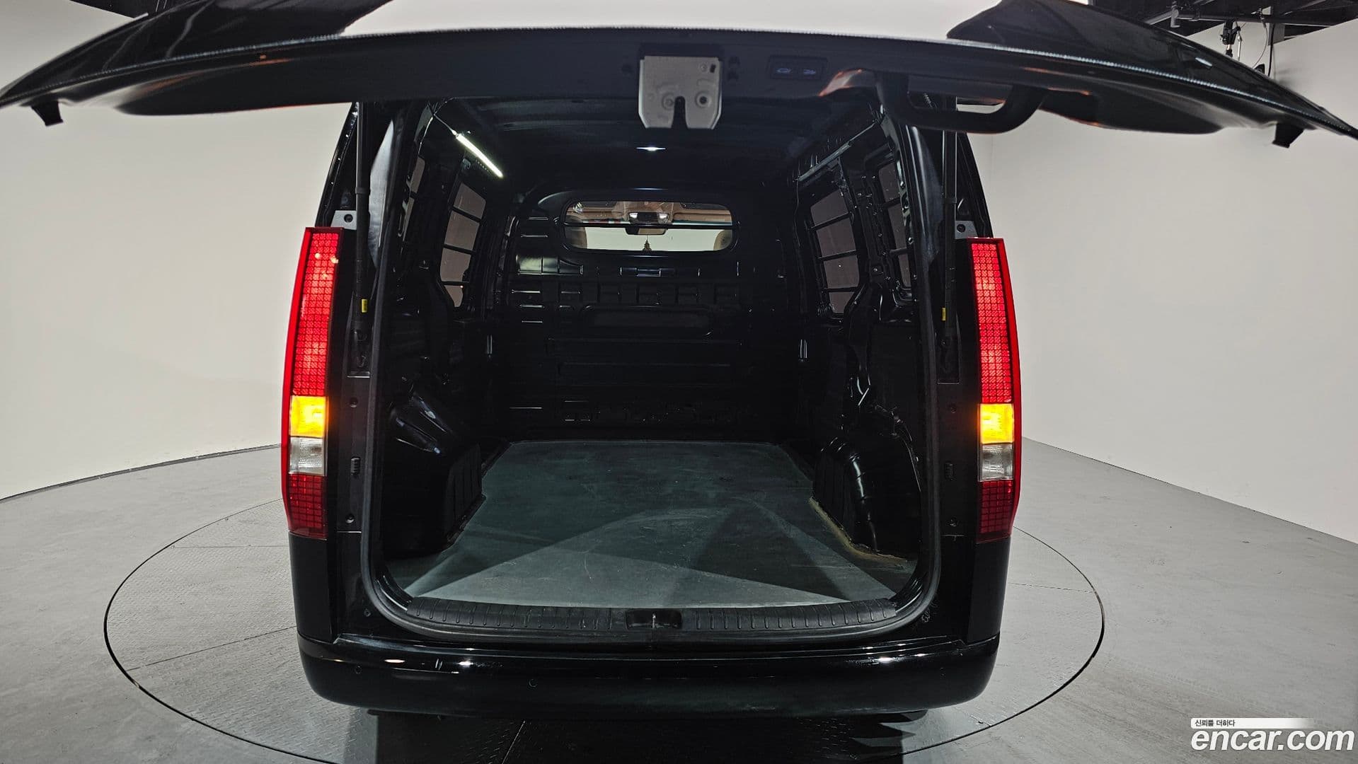 Main__Slider__Photo:Staria Hyundai 2023.10-18