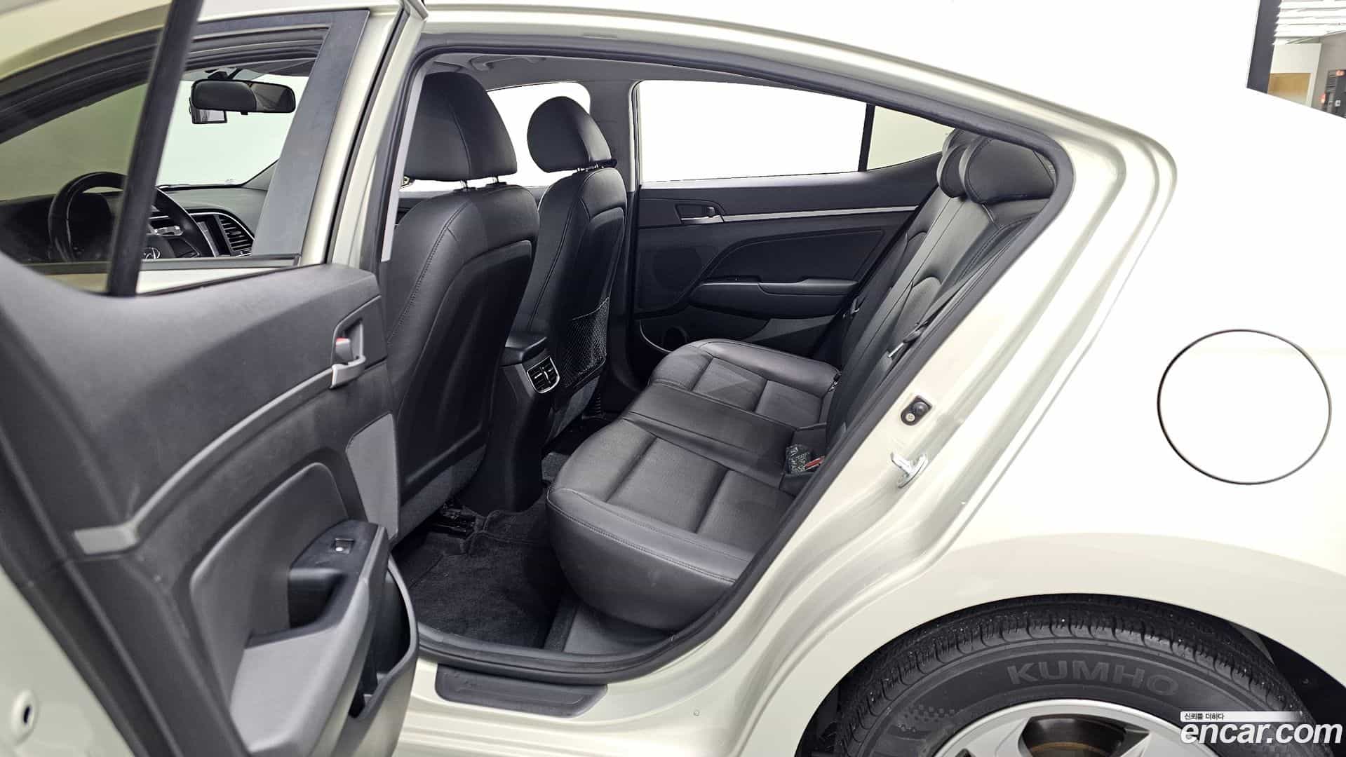 AVANTE Hyundai 2015.10-OPTION-016