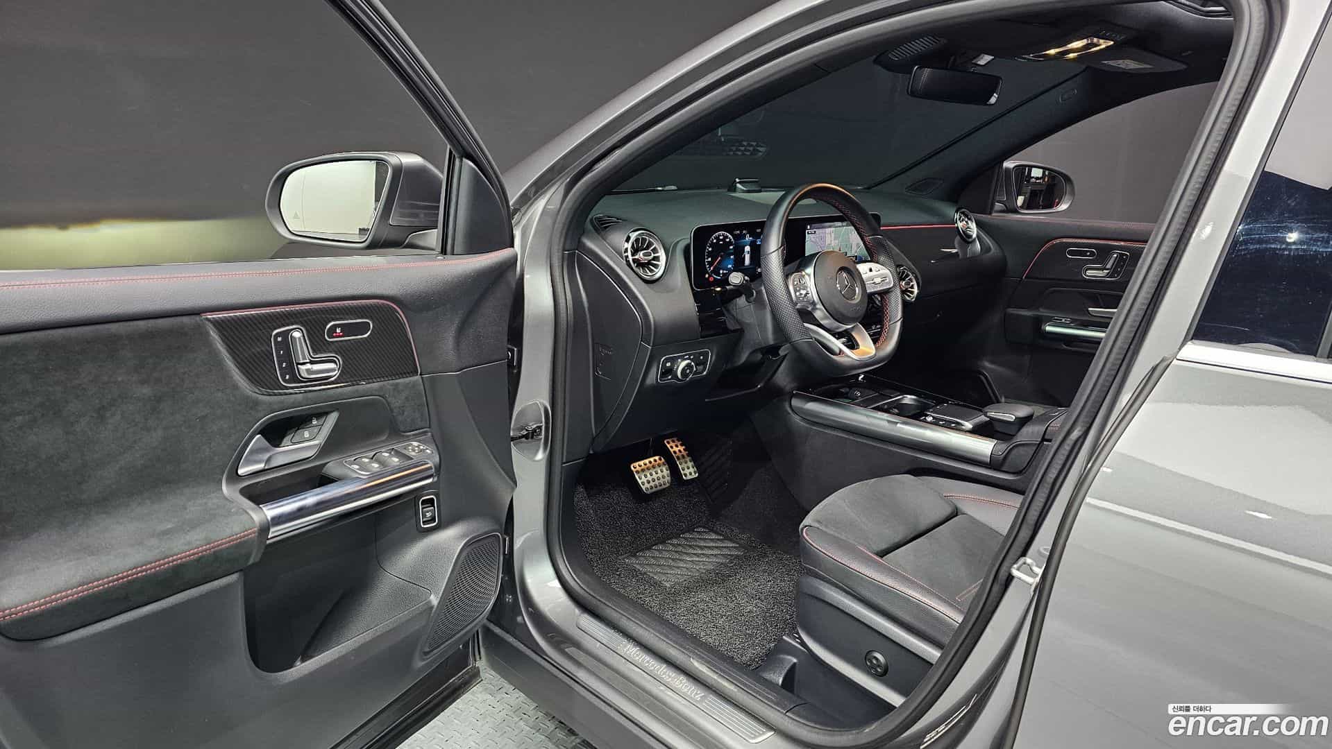 GLA-Class Mercedes-Benz 2020.8-INNER-010