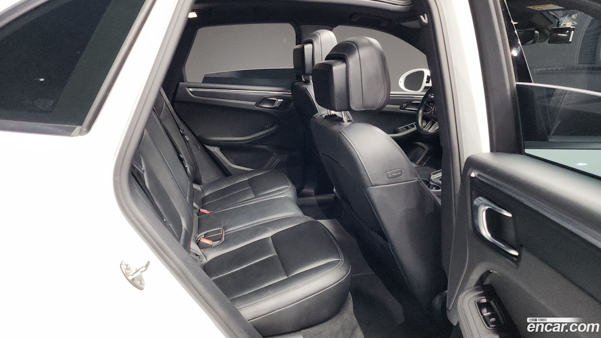 Main__Slider__Photo:Macan Porsche 2019.11-11