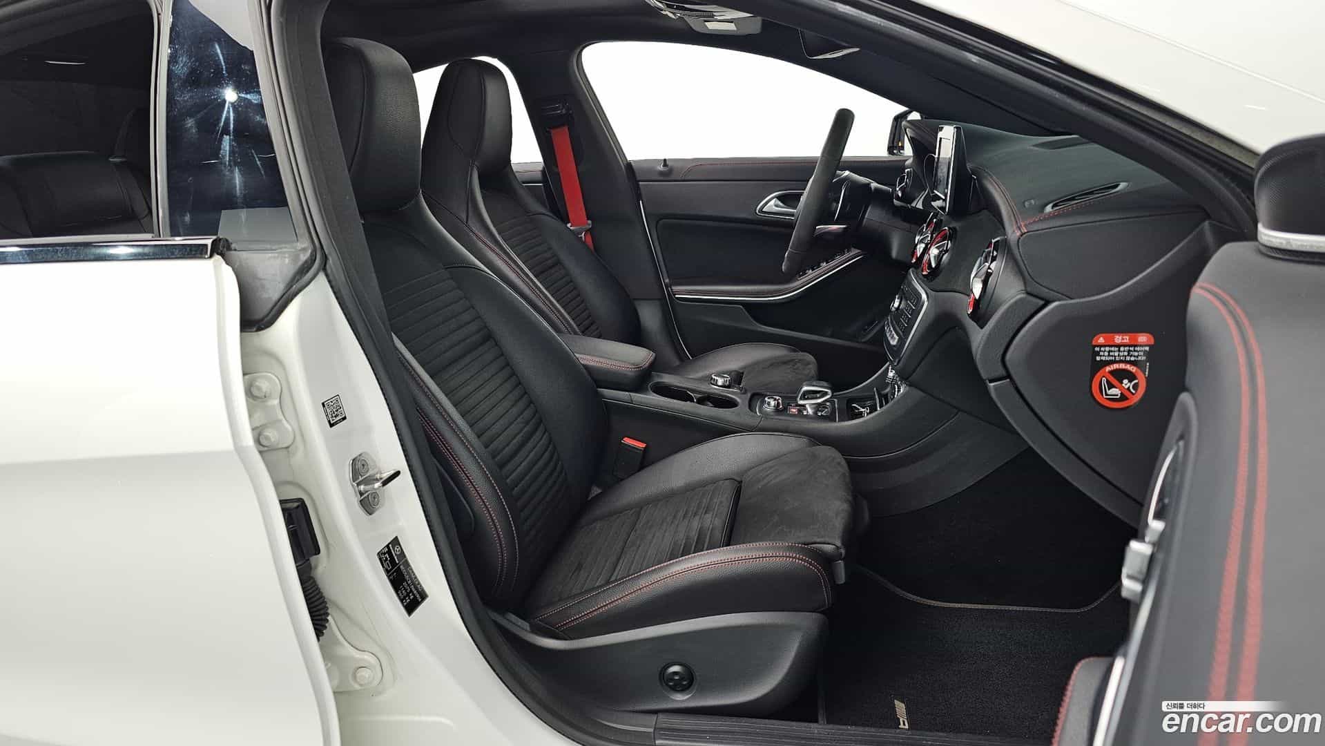 CLA-Class Mercedes-Benz 2018.7-INNER-010