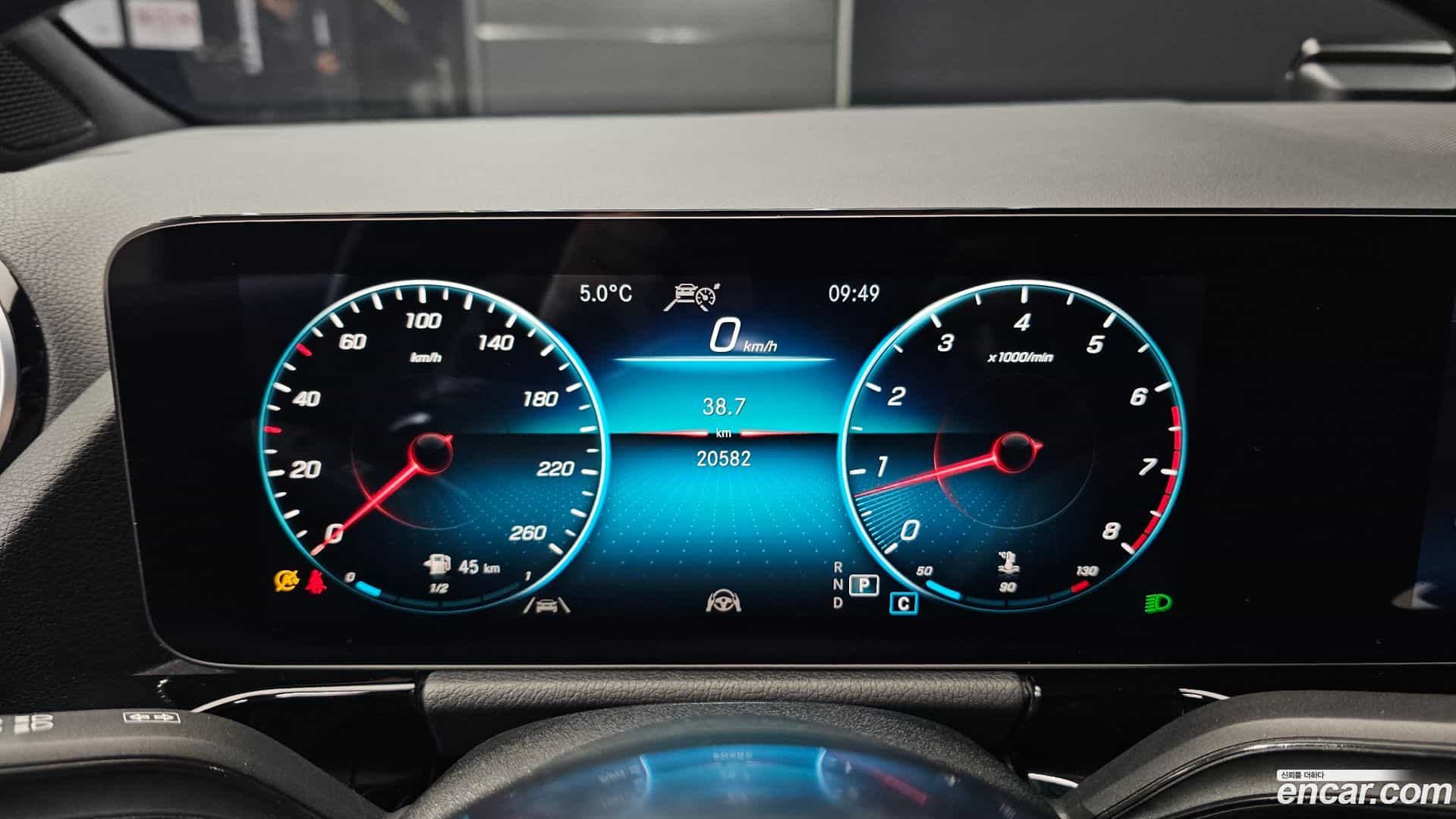 GLA-Class Mercedes-Benz 2022.11-INNER-008