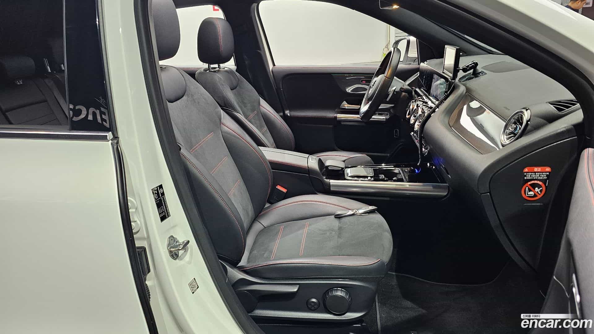 GLA-Class Mercedes-Benz 2022.11-INNER-010