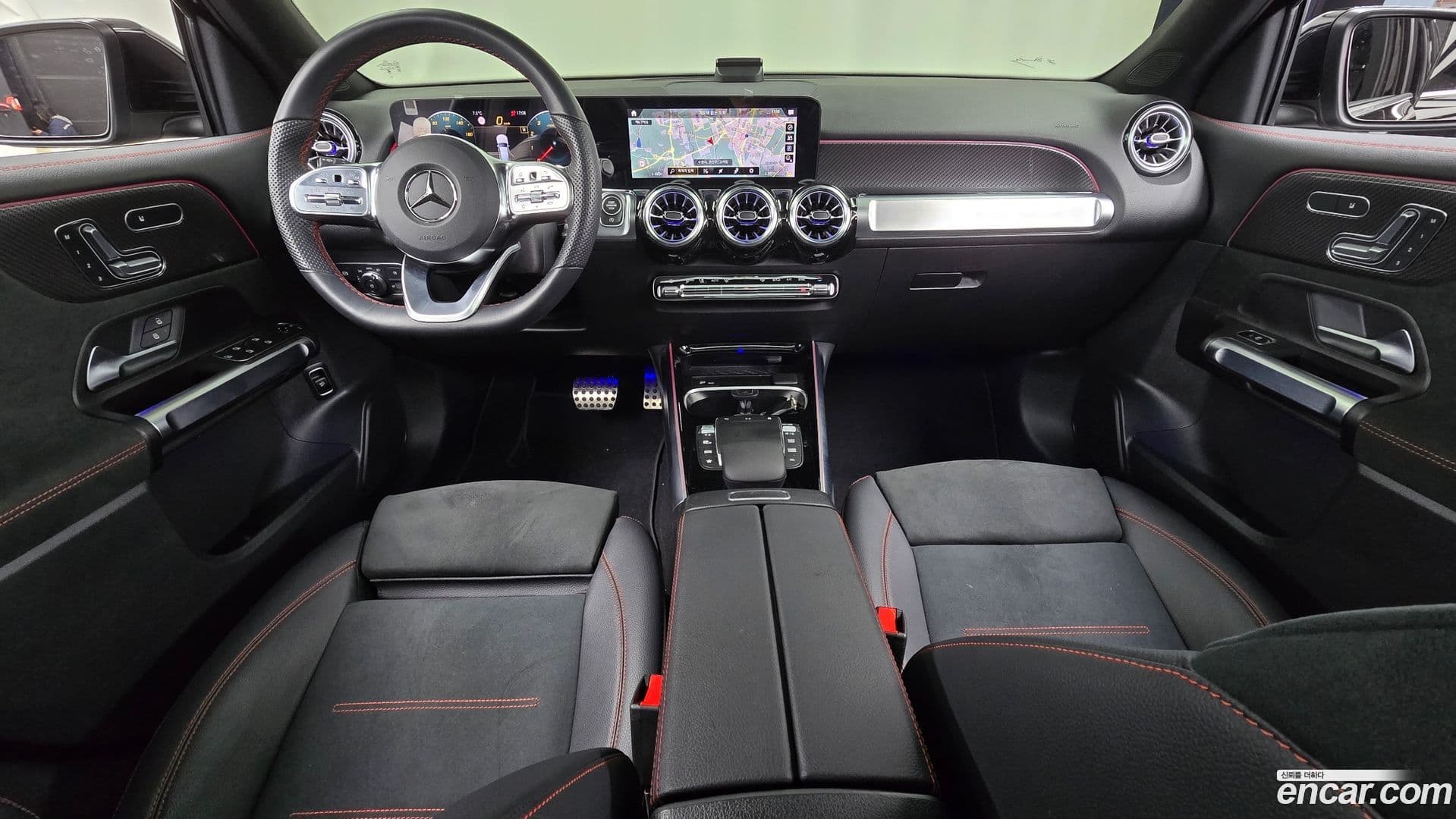 Main__Slider__Photo:GLB-Class Mercedes-Benz 2023.9-6