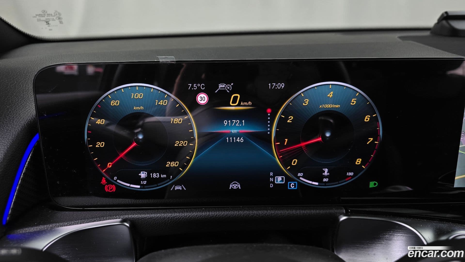 Main__Slider__Photo:GLB-Class Mercedes-Benz 2023.9-7