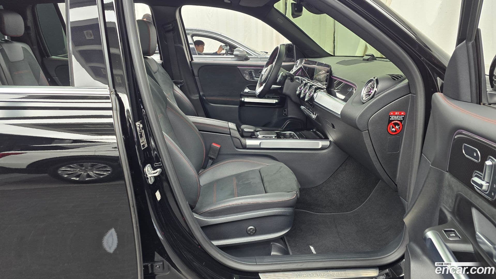 Main__Slider__Photo:GLB-Class Mercedes-Benz 2023.9-10