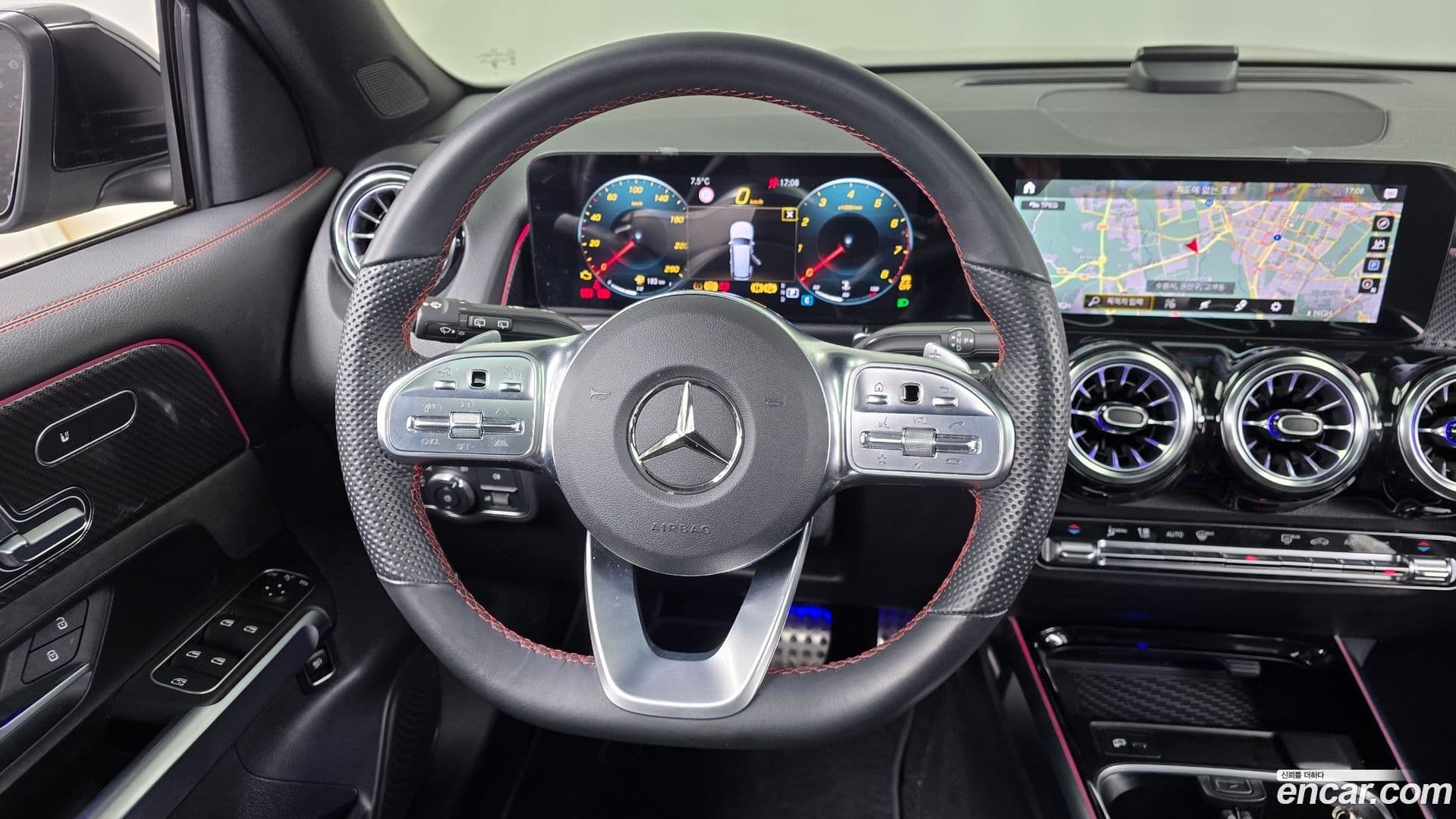 Main__Slider__Photo:GLB-Class Mercedes-Benz 2023.9-12