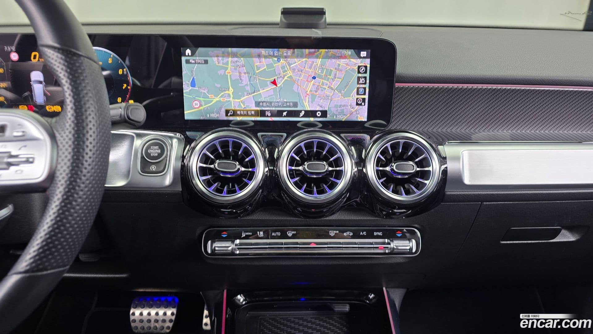 Main__Slider__Photo:GLB-Class Mercedes-Benz 2023.9-13