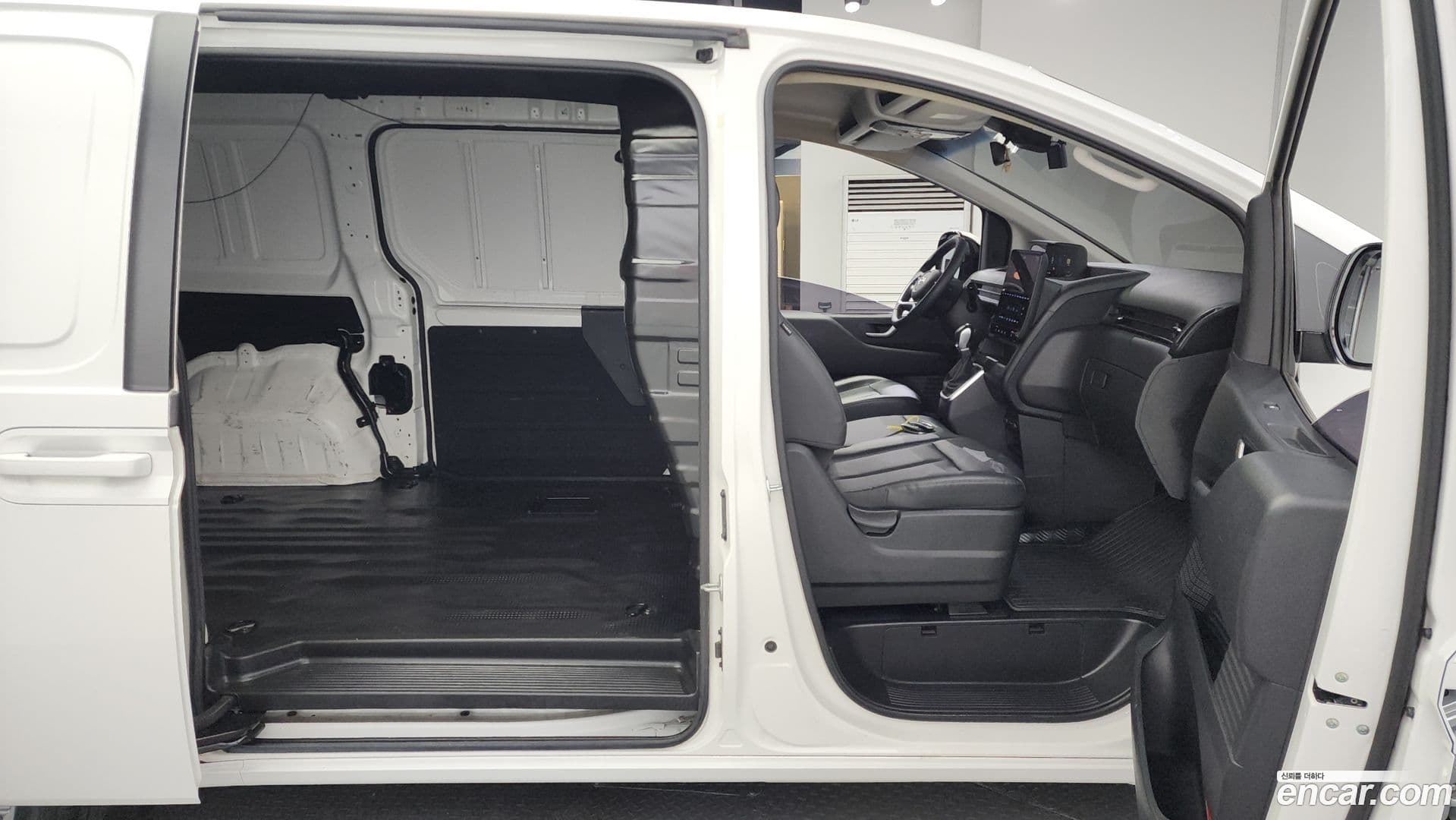 Main__Slider__Photo:Staria Hyundai 2022.1-10