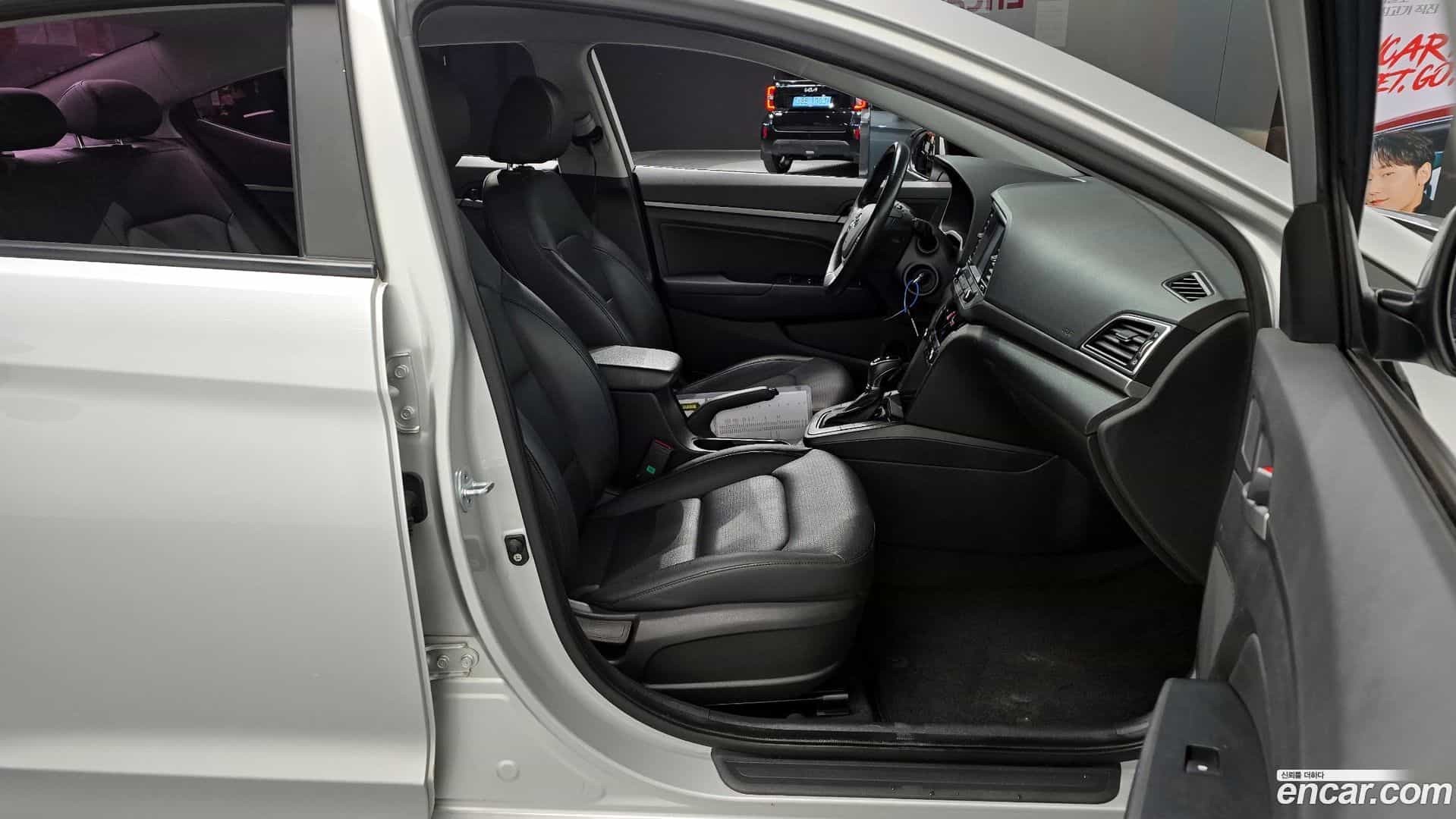 AVANTE Hyundai 2015.10-OPTION-015