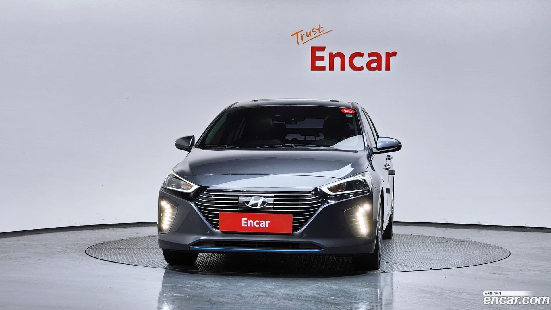 Main__Slider__Photo:Ioniq Hyundai 2016.4-2