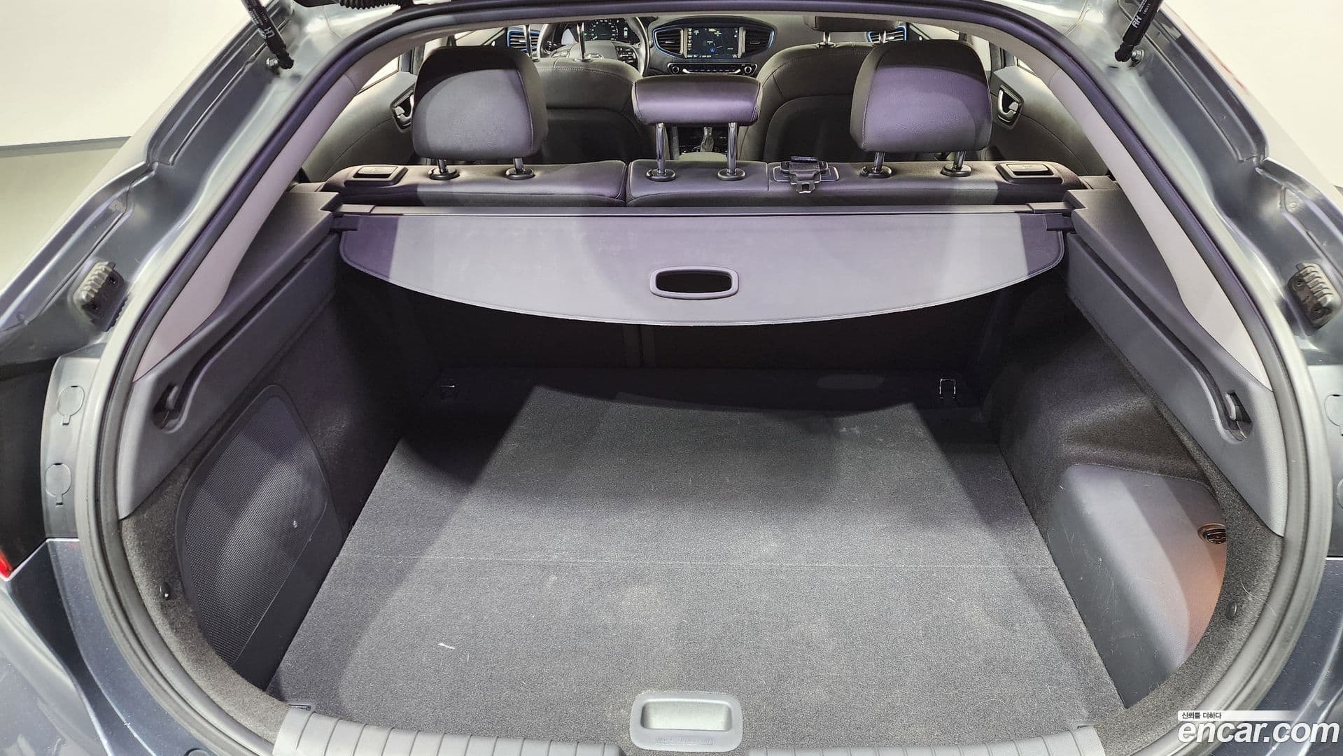 Main__Slider__Photo:Ioniq Hyundai 2016.4-19