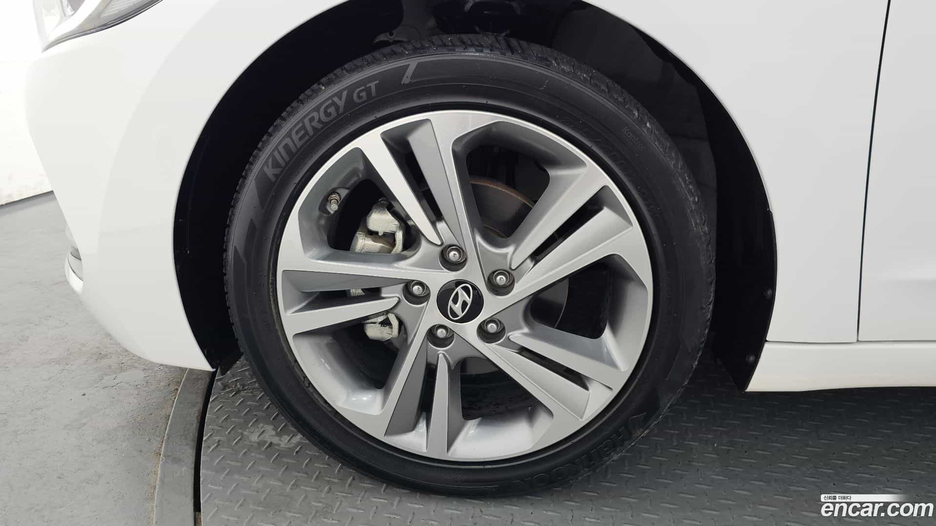 AVANTE Hyundai 2016.5-OUTER-005