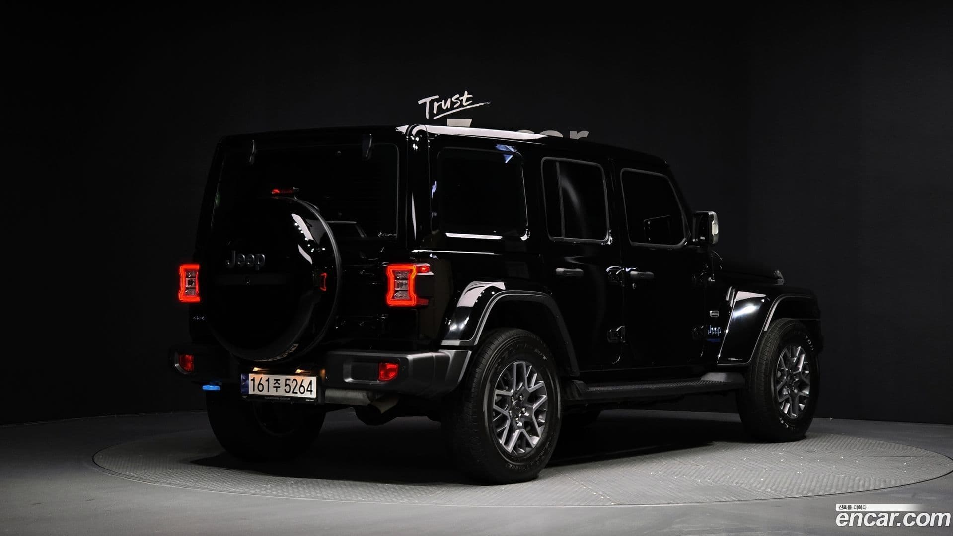 Main__Slider__Photo:Wrangler Jeep 2022.11-1