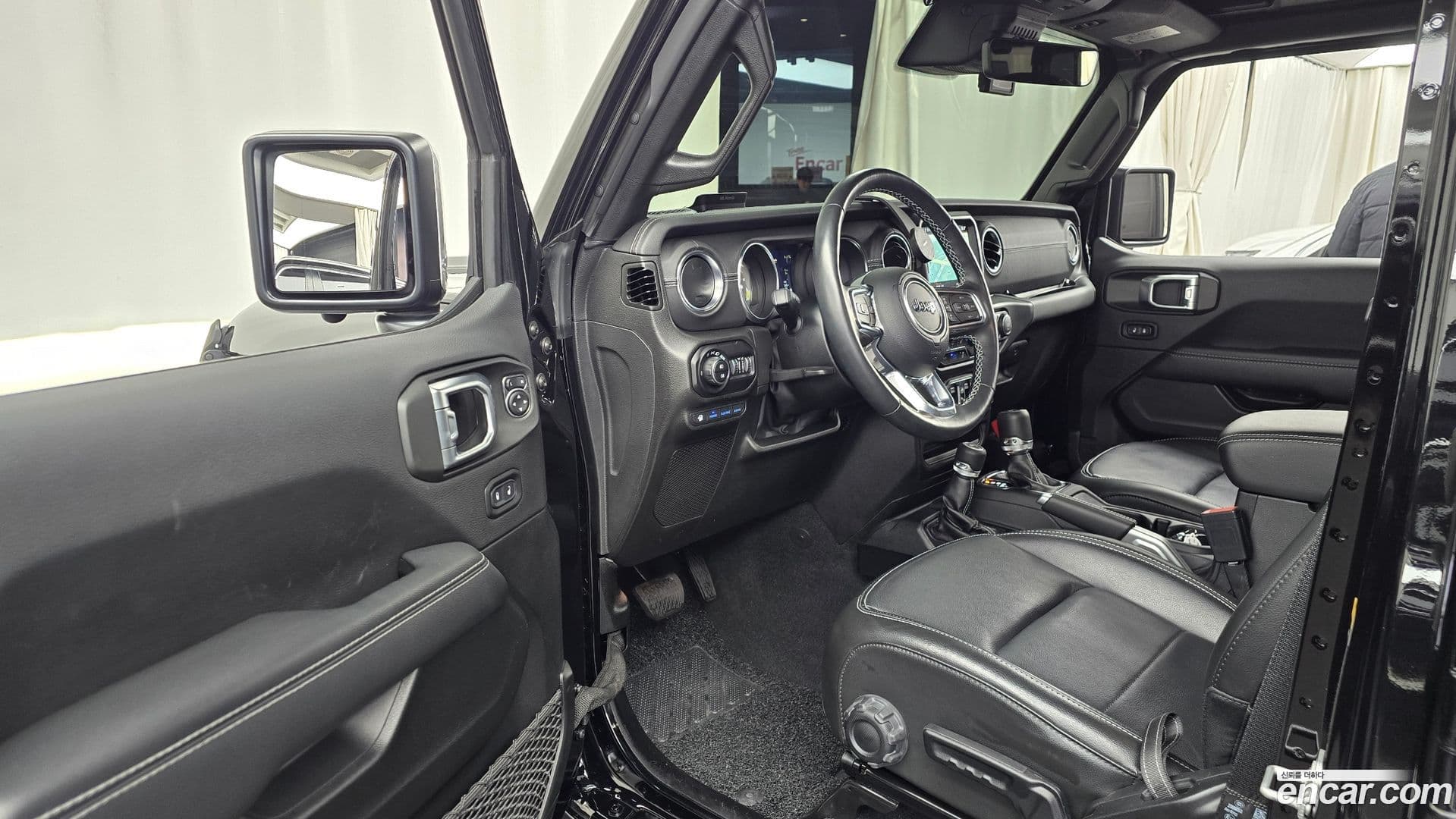 Main__Slider__Photo:Wrangler Jeep 2022.11-9