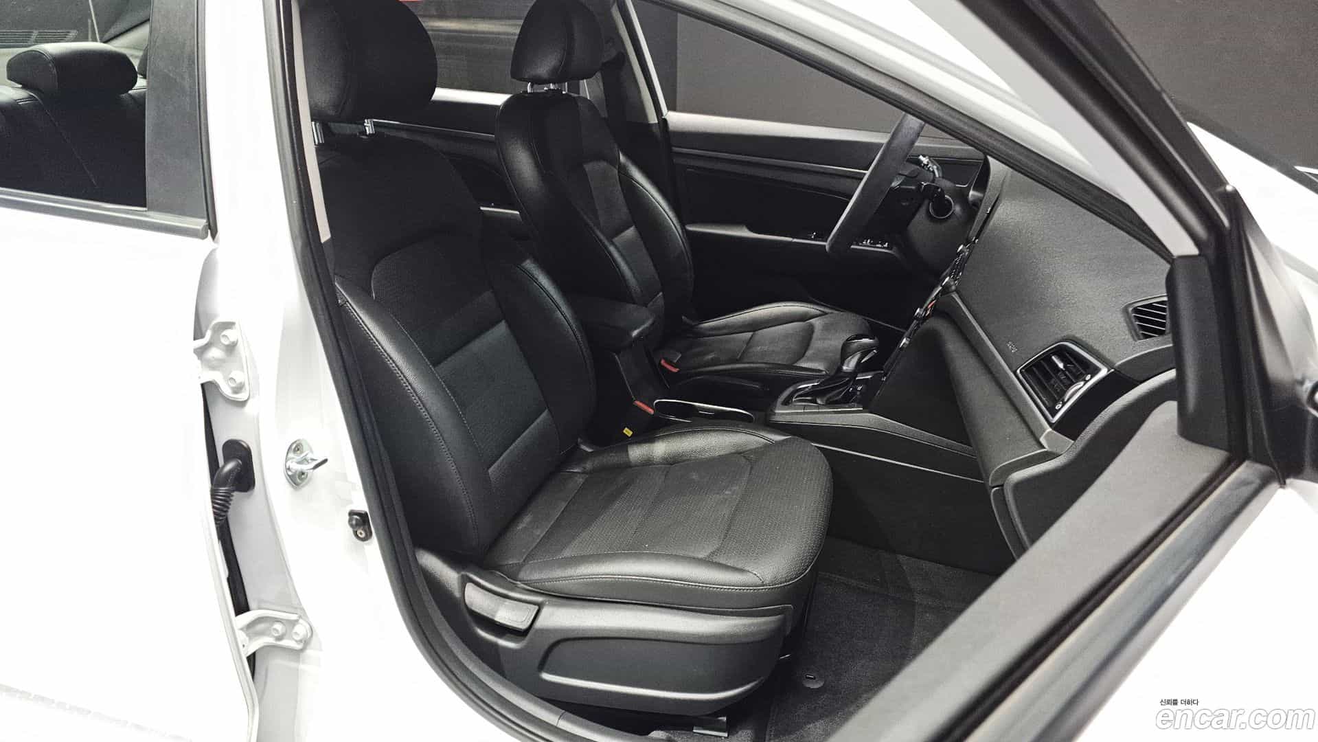 AVANTE Hyundai 2018.1-INNER-010