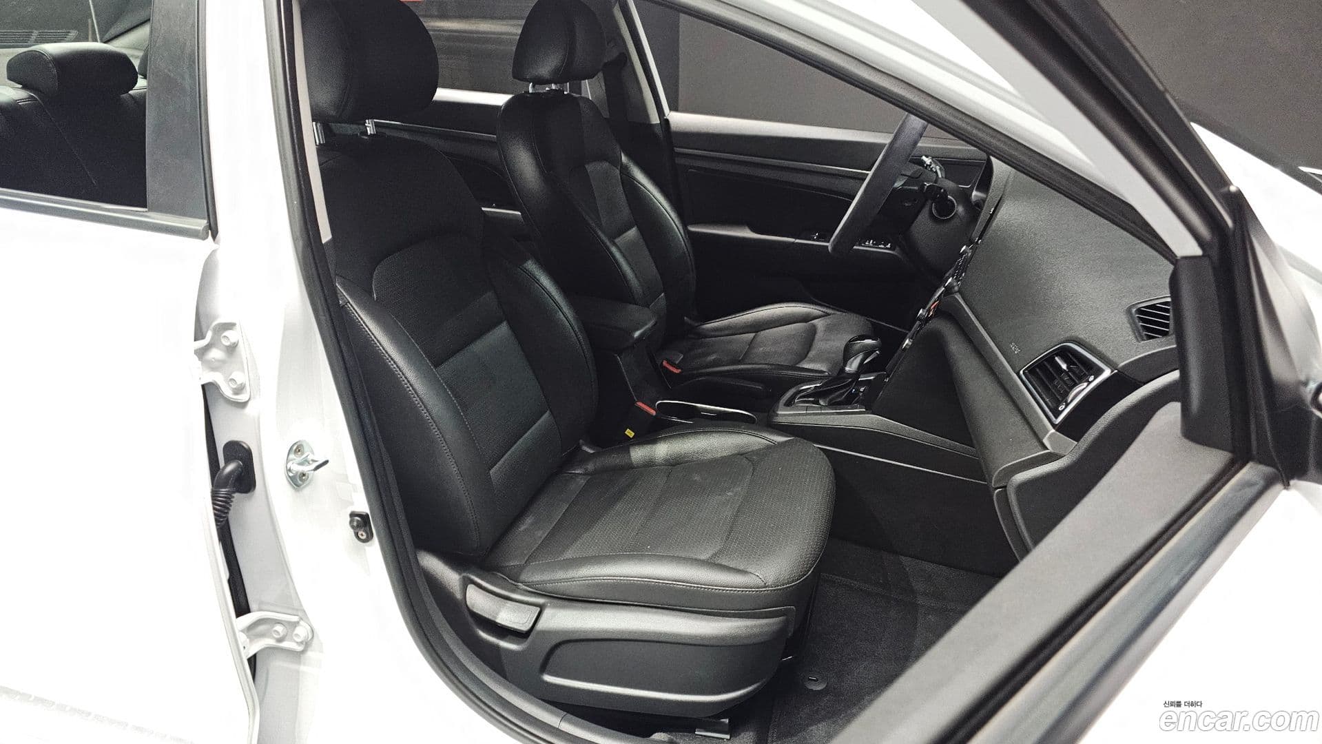 Main__Slider__Photo:AVANTE Hyundai 2018.1-9