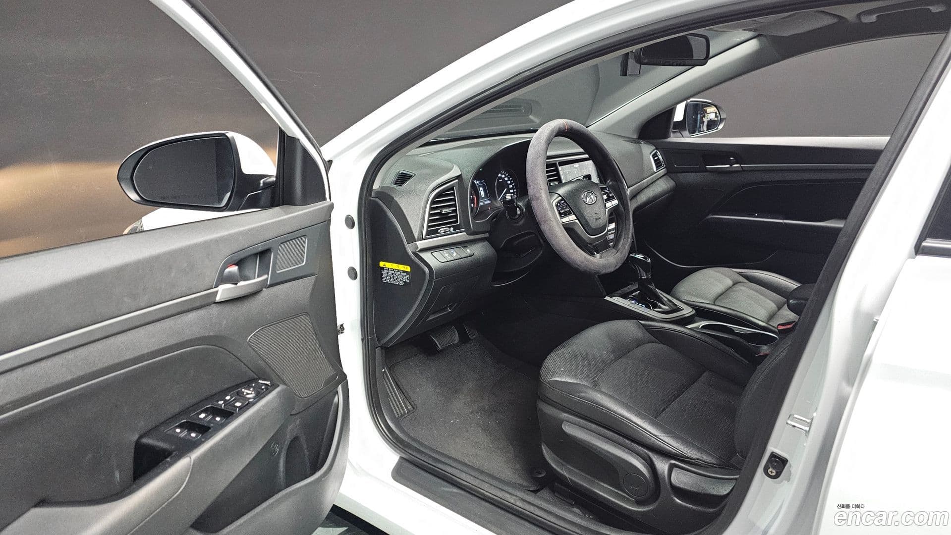 Main__Slider__Photo:AVANTE Hyundai 2018.1-10