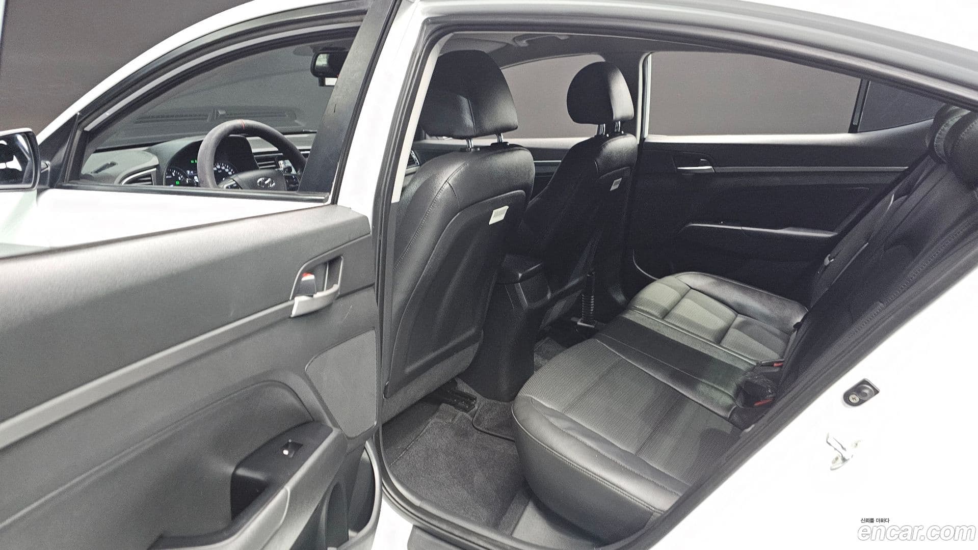 Main__Slider__Photo:AVANTE Hyundai 2018.1-11