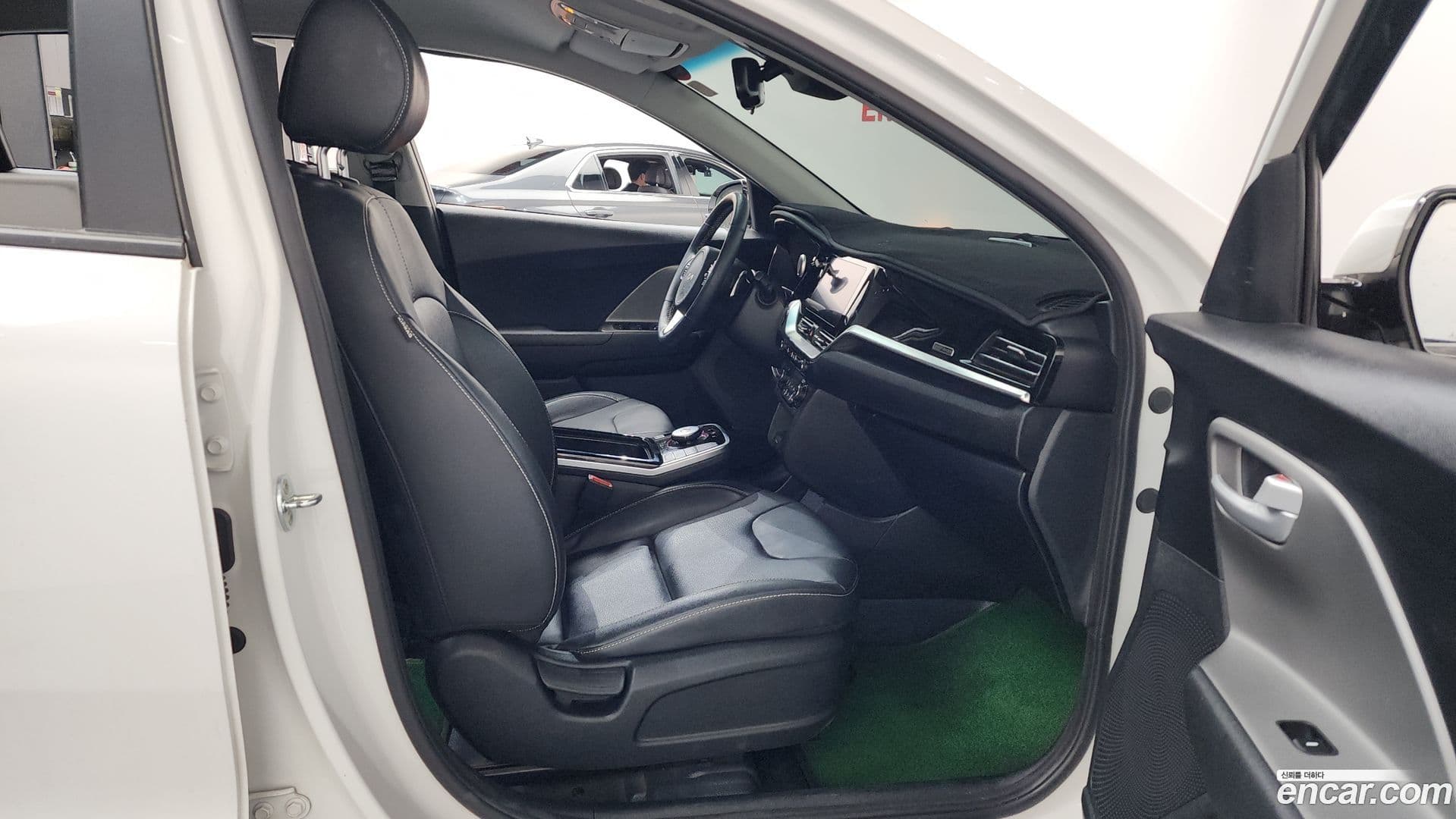 Main__Slider__Photo:Niro Kia 2021.7-10