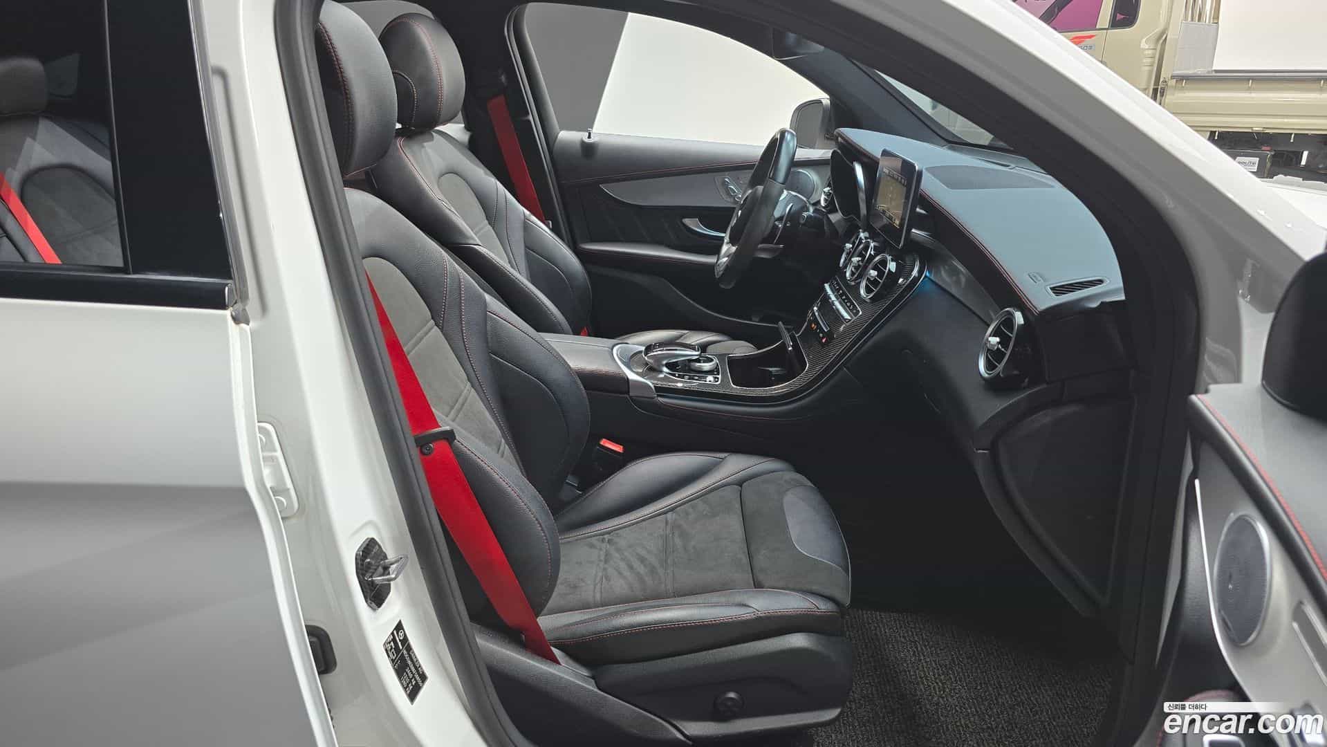 GLC-Class Mercedes-Benz 2019.11-INNER-010