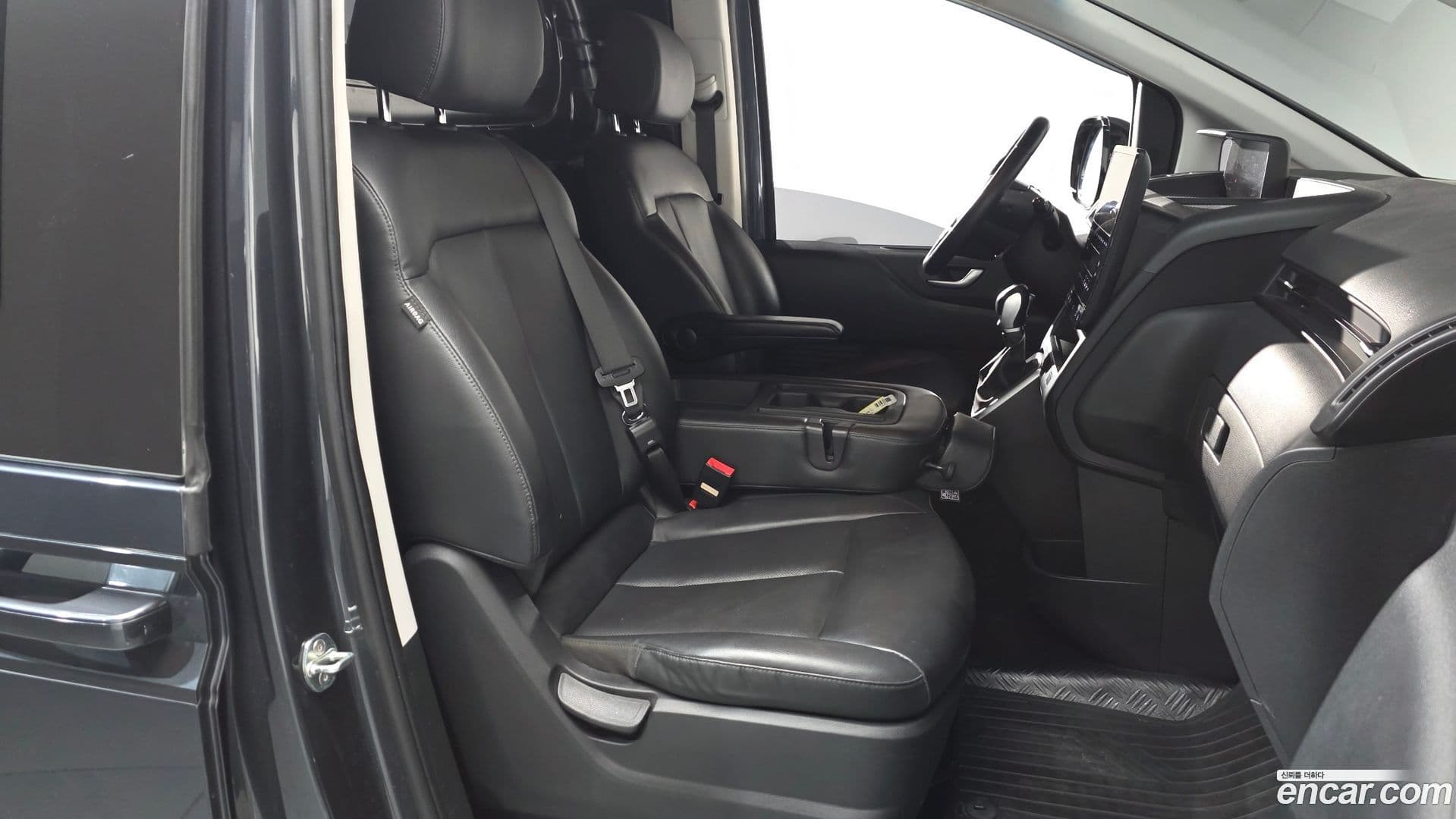 Main__Slider__Photo:Staria Hyundai 2022.1-9