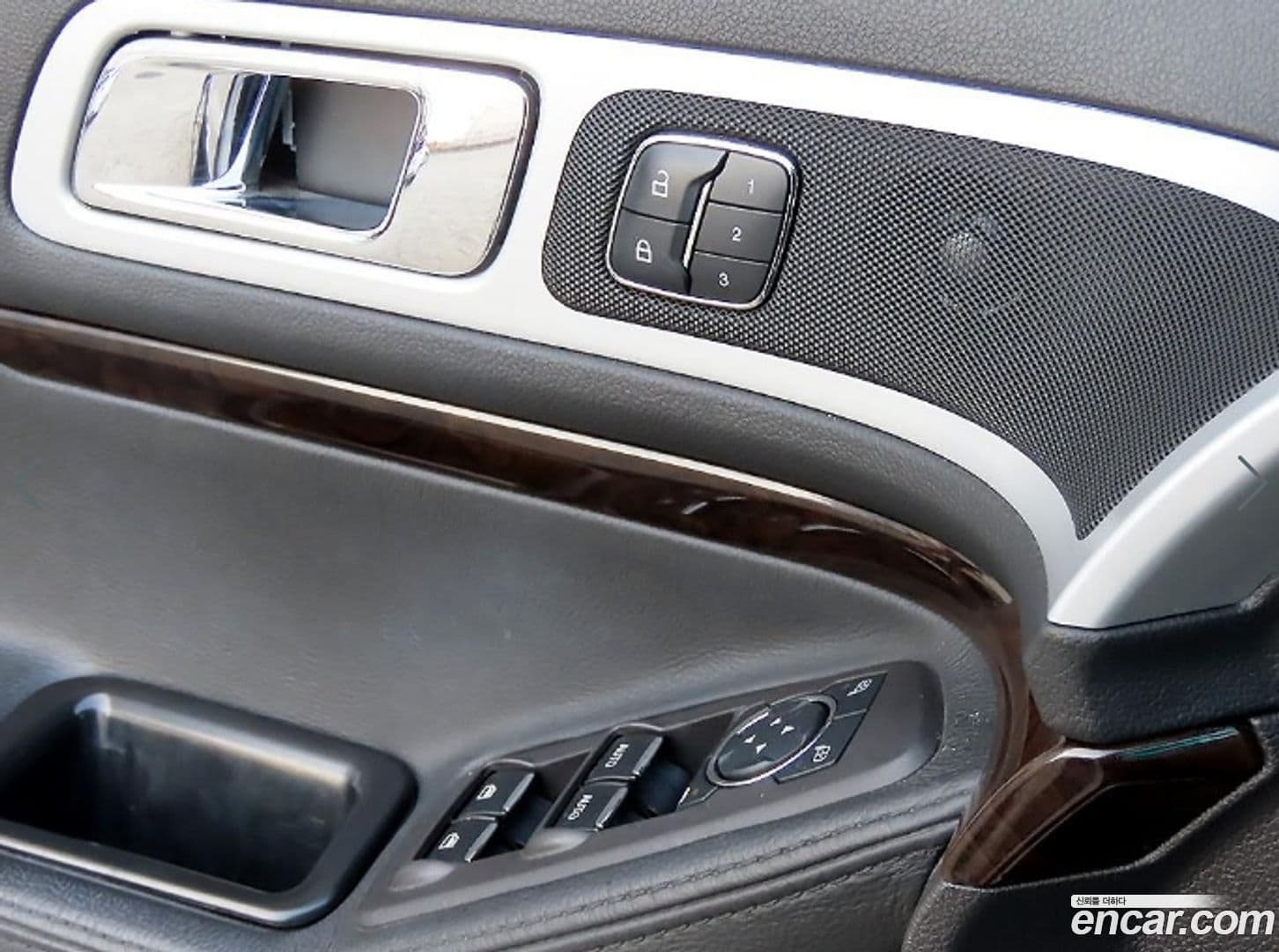 Main__Slider__Photo:Explorer Ford 2015.5-10