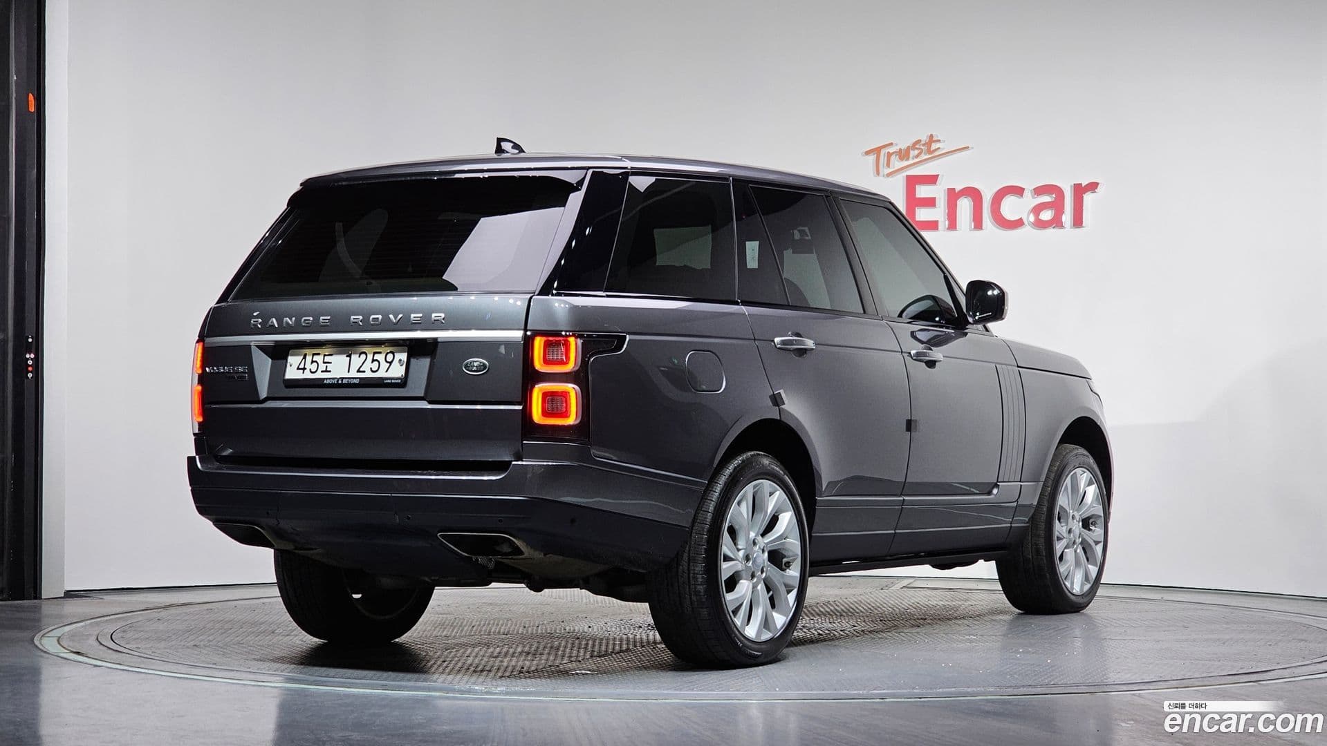 Main__Slider__Photo:Range Rover Land Rover 2018.9-1