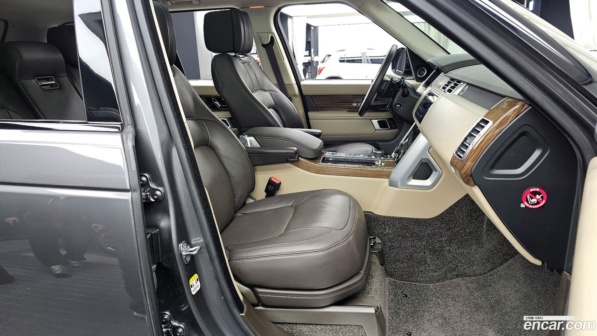 Main__Slider__Photo:Range Rover Land Rover 2018.9-10