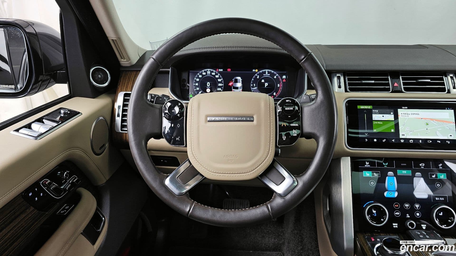 Main__Slider__Photo:Range Rover Land Rover 2018.9-12
