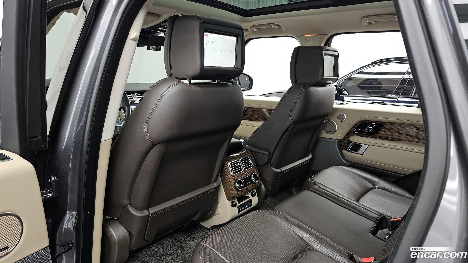 Main__Slider__Photo:Range Rover Land Rover 2018.9-18