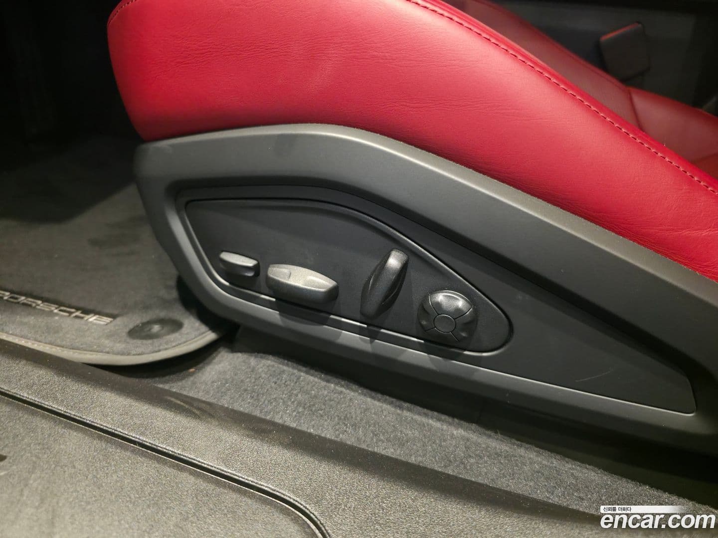 Main__Slider__Photo:Taycan Porsche 2022.4-19