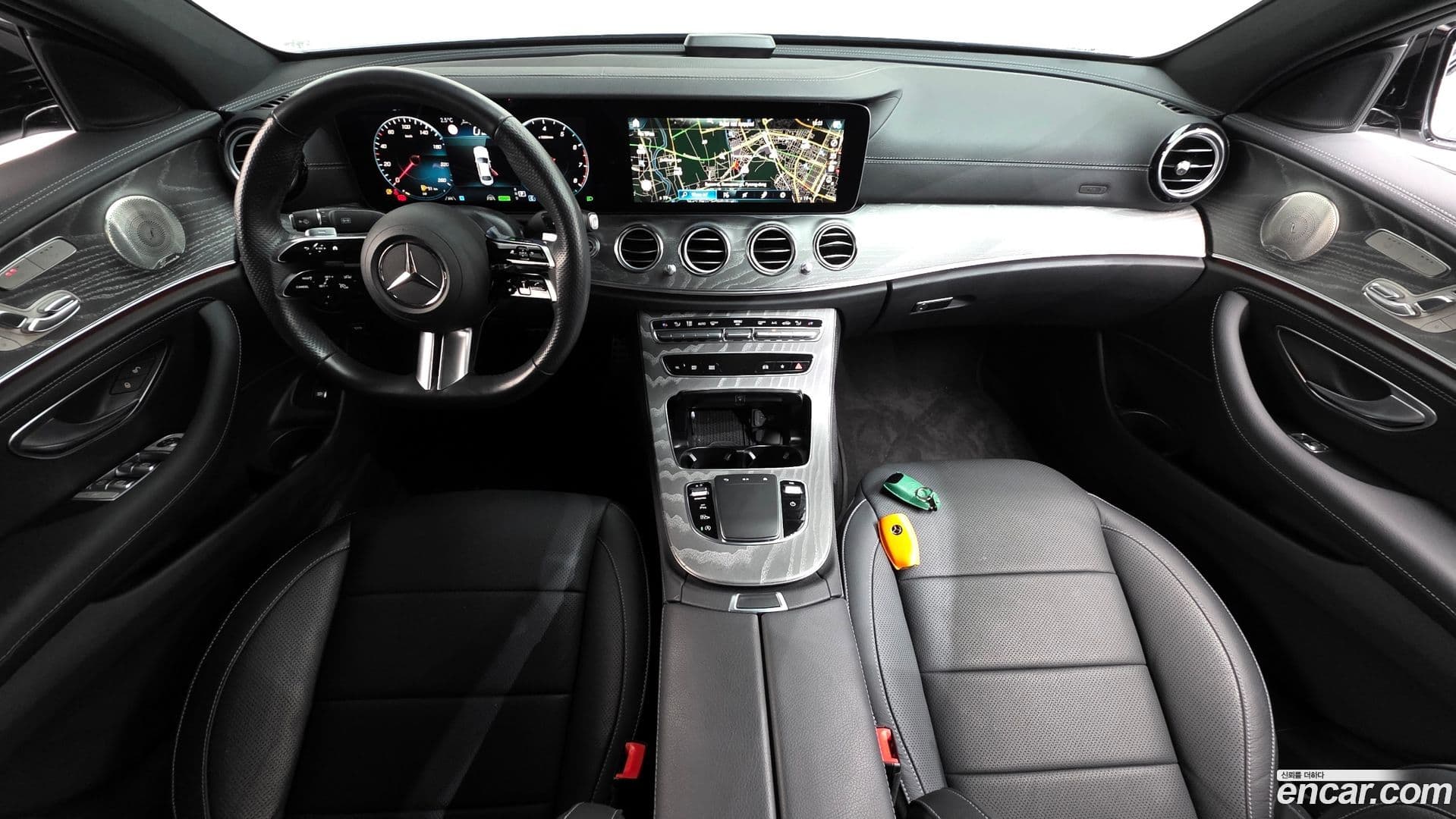 Main__Slider__Photo:E-Class Mercedes-Benz 2023.10-6