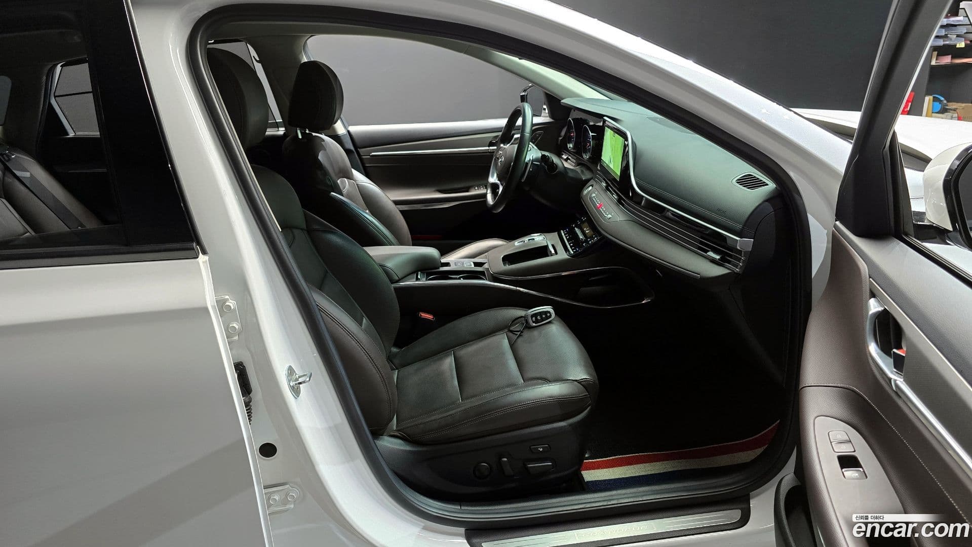 Main__Slider__Photo:Grandeur Hyundai 2020.6-9