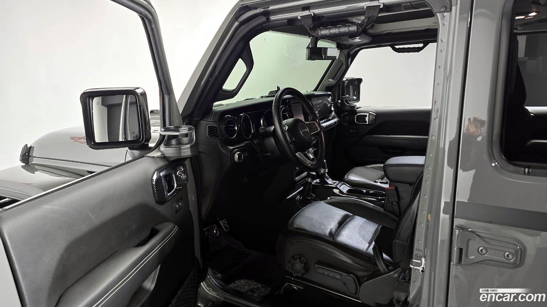 Main__Slider__Photo:Wrangler Jeep 2023.5-9