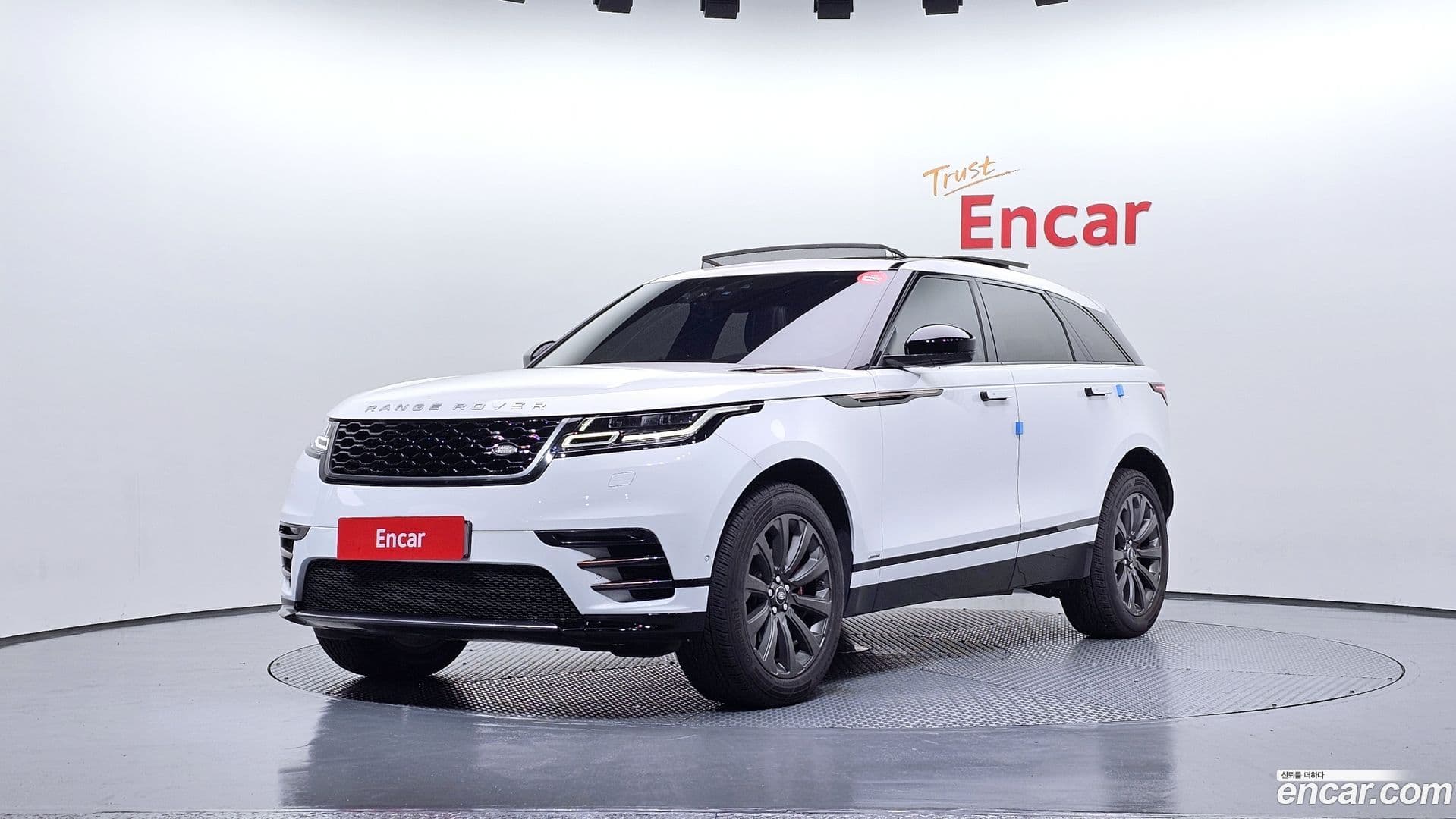 Main__Slider__Photo:Range Rover Velar Land Rover 2017.9-0