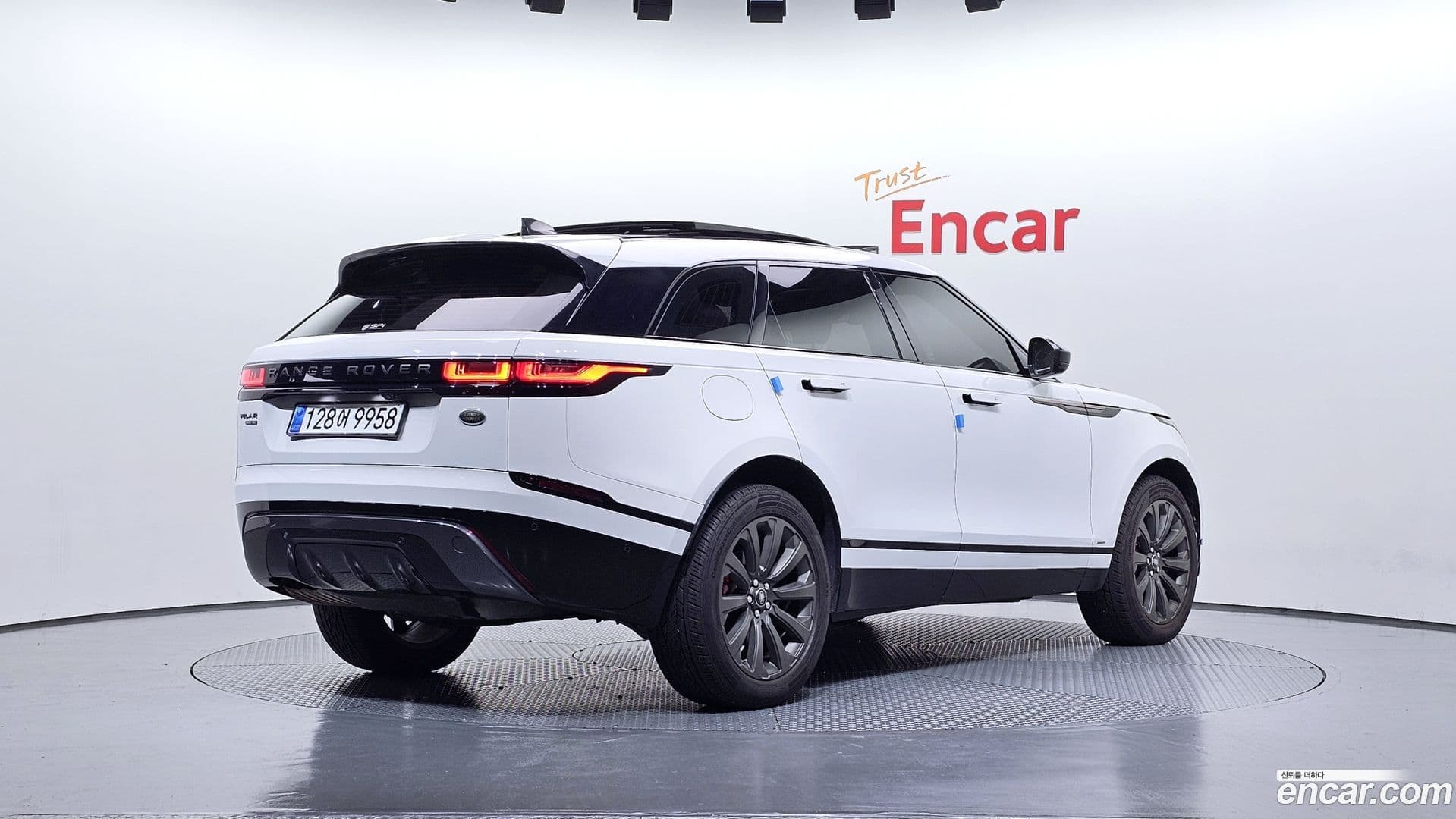 Main__Slider__Photo:Range Rover Velar Land Rover 2017.9-1