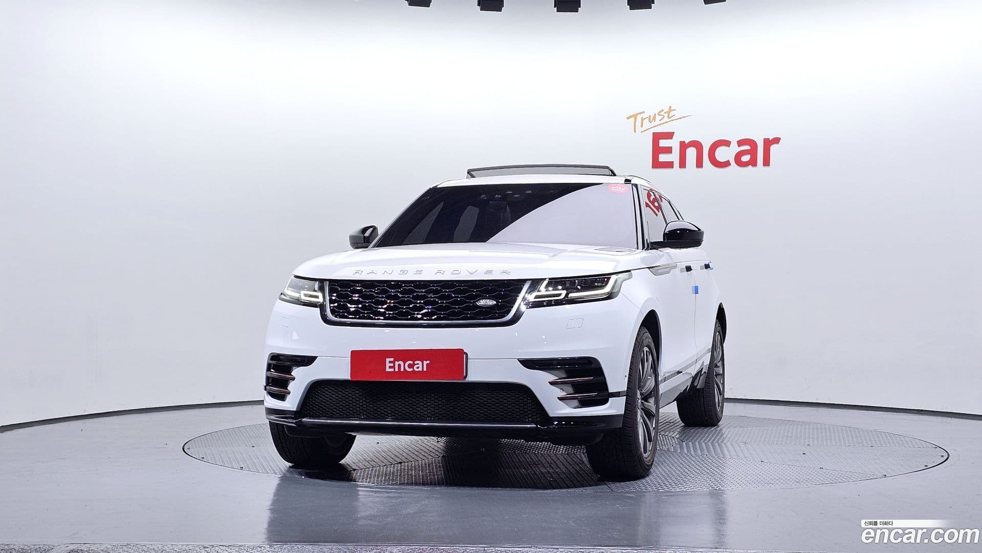 Main__Slider__Photo:Range Rover Velar Land Rover 2017.9-2