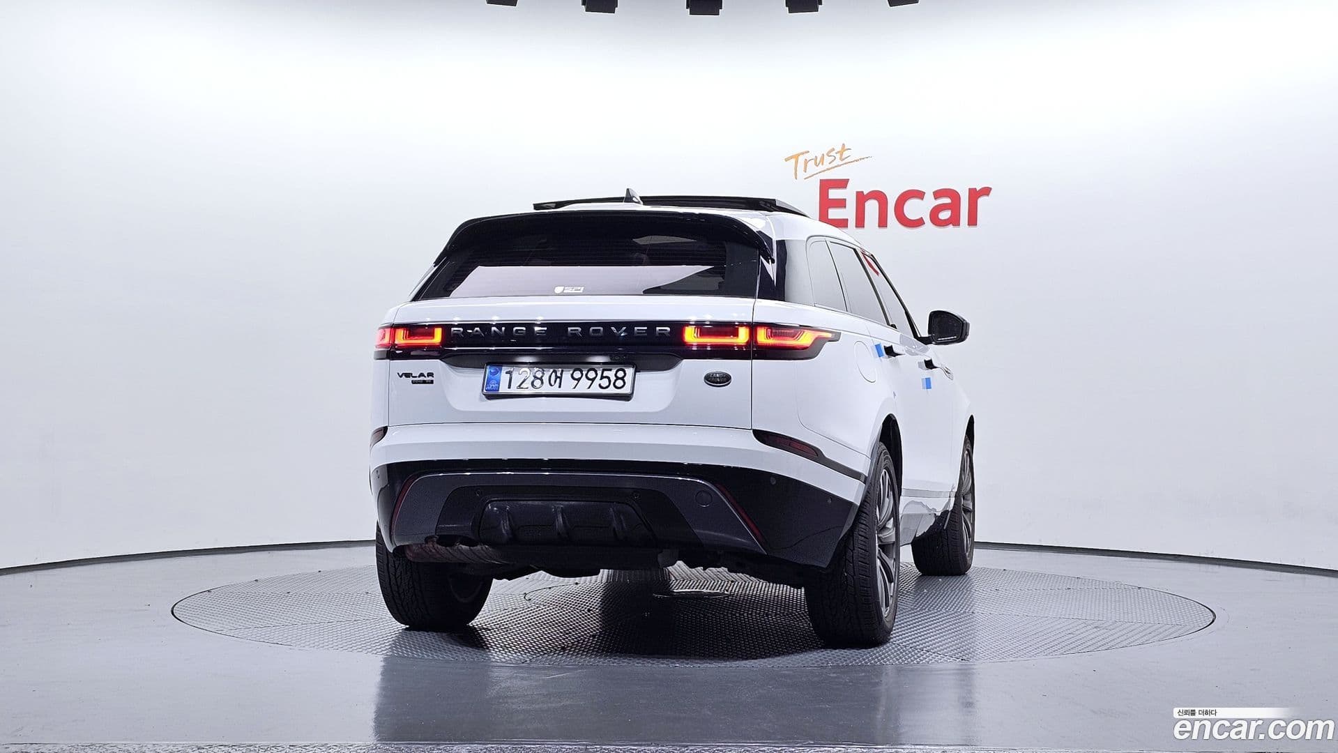 Main__Slider__Photo:Range Rover Velar Land Rover 2017.9-3