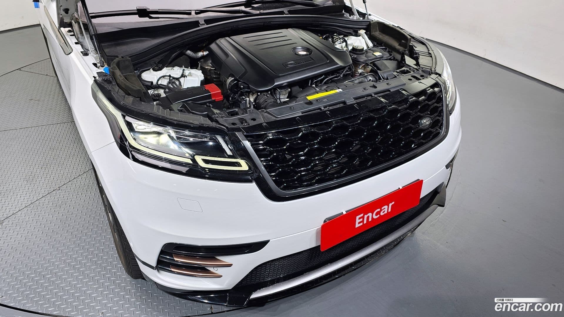 Main__Slider__Photo:Range Rover Velar Land Rover 2017.9-5